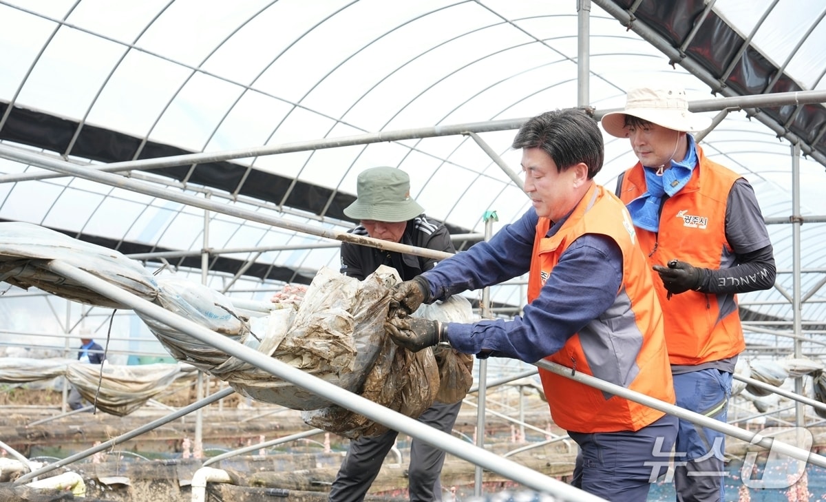 방세환 시장이 30일 집중호우로 피해를 입은 가평군 상면의 한 비닐하우스에서 복구작업을 하고 있다.(광주시 제공)