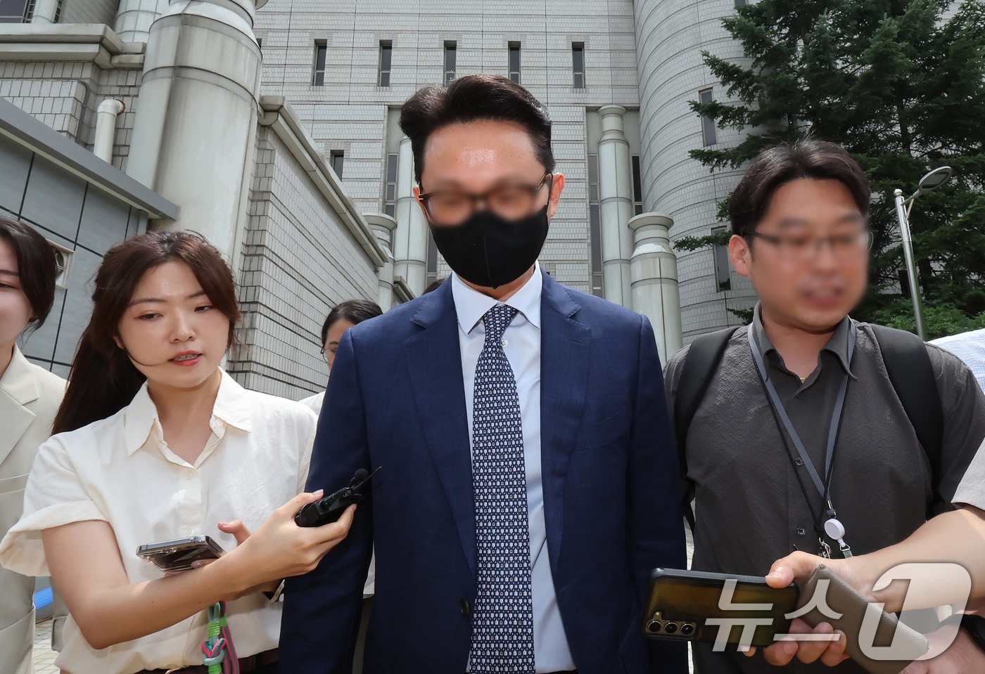 윤석열 전 대통령의 부인 김건희 여사에게 청탁할 목적으로 명품 가방과 목걸이를 전달한 혐의를 받는 전 통일교 세계본부장 윤 씨가 30일 서울 서초구 서울중앙지방법원에서 열린 구속 전 피의자 심문(영장실질심사)를 마친 뒤 법원을 나서고 있다. 2025.7.30/뉴스1 ⓒ News1 장수영 기자