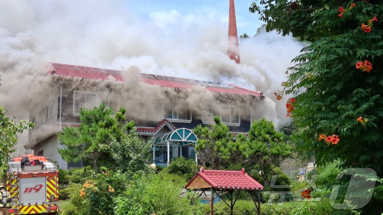 30일 낮 12시 32분 경기 양평군 강하면 한 교회에서 불이 나 소방 당국이 진화 작업을 벌이고 있다. (경기도소방재난본부 제공. 재판매 및 DB 금지) 2025.7.30/뉴스1 ⓒ News1 김기현 기자