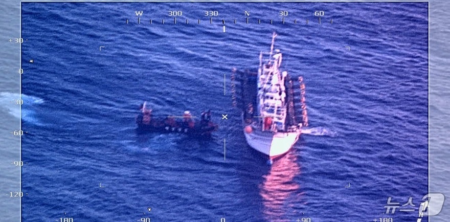 서해지방해양경찰청이 지난 29일 오전 4시쯤 전북 군산시 어청도 남서방 60해리 해상에서 불법 공조 조업이 의심되는 어선 2척을 단속하고 있다.&#40;서해해경 제공. 재판매 및 DB 금지&#41; 2025.7.30/뉴스1