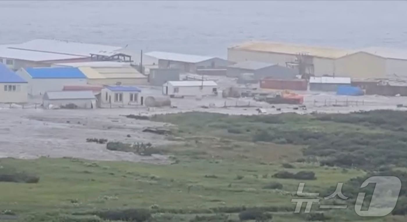 러시아 사할린 지역 캄차카반도에서 30일(현지시간) 강력한 지진이 발생해 해안 근처에 위치한 건물에 피해를 입혔다. 2025.7.30 ⓒ 로이터=뉴스1 ⓒ News1 김경민 기자