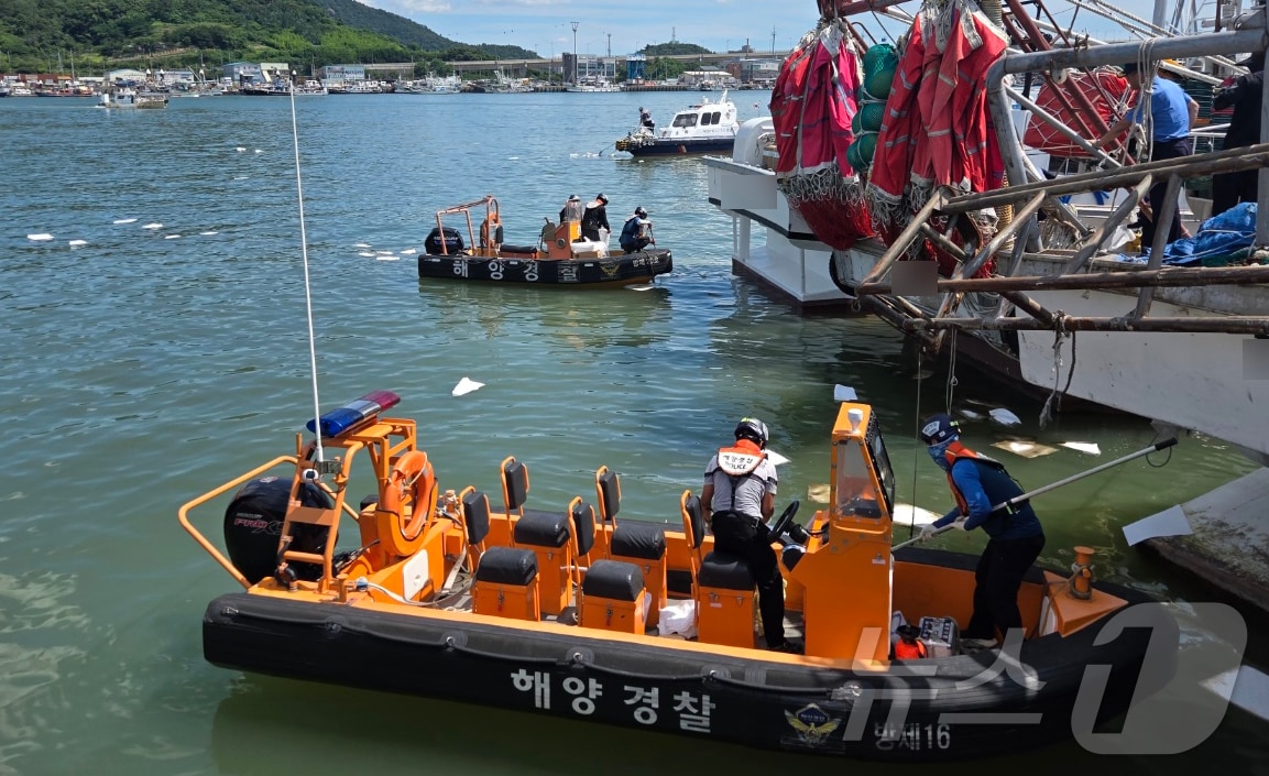 목포해경이 지난 29일 목포 북항 1부두에 계류중인 49톤급 어획물운반선에서 기름이 유출됐다는 신고를 받고, 긴급방제조치를 진행하고 있다.(목포해경 제공. 재판매 및 DB금지) 2025.7.30/뉴스1 