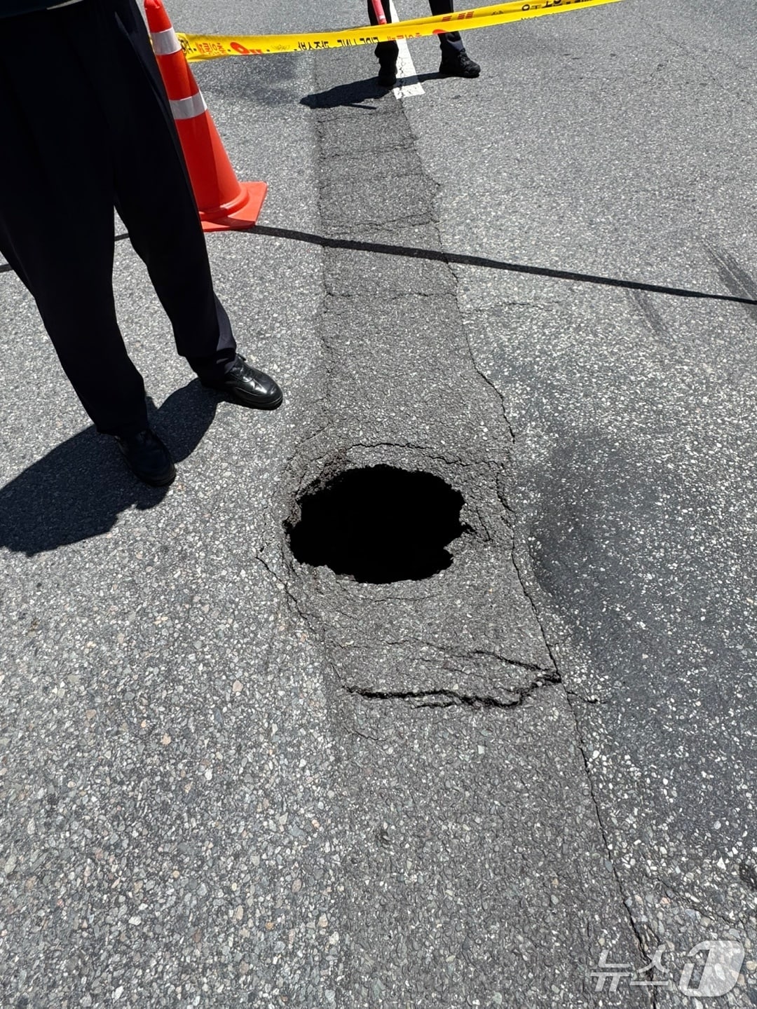 30일 낮 12시 30분쯤 광주 동구 금남로 5가에서 너비·깊이 50㎝의 싱크홀이 발생한 모습. (동구 제공. 재판매 및 DB 금지)