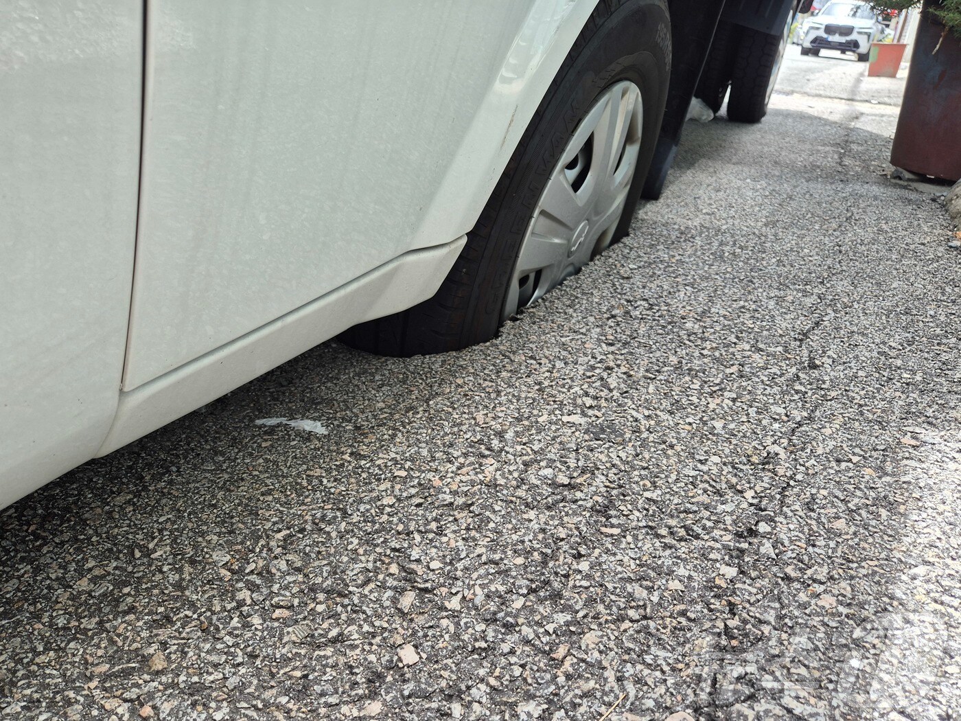 30일 오후 2시 20분쯤 광주 동구 산수동 한 주택가에서 차량 바퀴가 싱크홀에 빠진 모습. (독자제공. 재판매 및 DB 금지) 