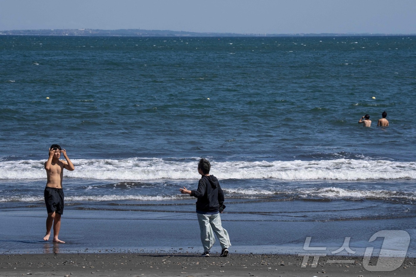 30일 일본 가나가와현 후지사와시의 한 해변에서 직원(가운데)이 수영하는 사람들에게 쓰나미 경보 발령 사실을 알리며 대피를 요청하고 있다. 이날 러시아 극동 캄차카반도 인근 해역에서 규모 8.8 강진이 발생해 태평양 연안 지역에 전체적으로 쓰나미 경보와 주의보가 발령됐다. 2025.7.30 ⓒ AFP=뉴스1 ⓒ News1 강민경 기자