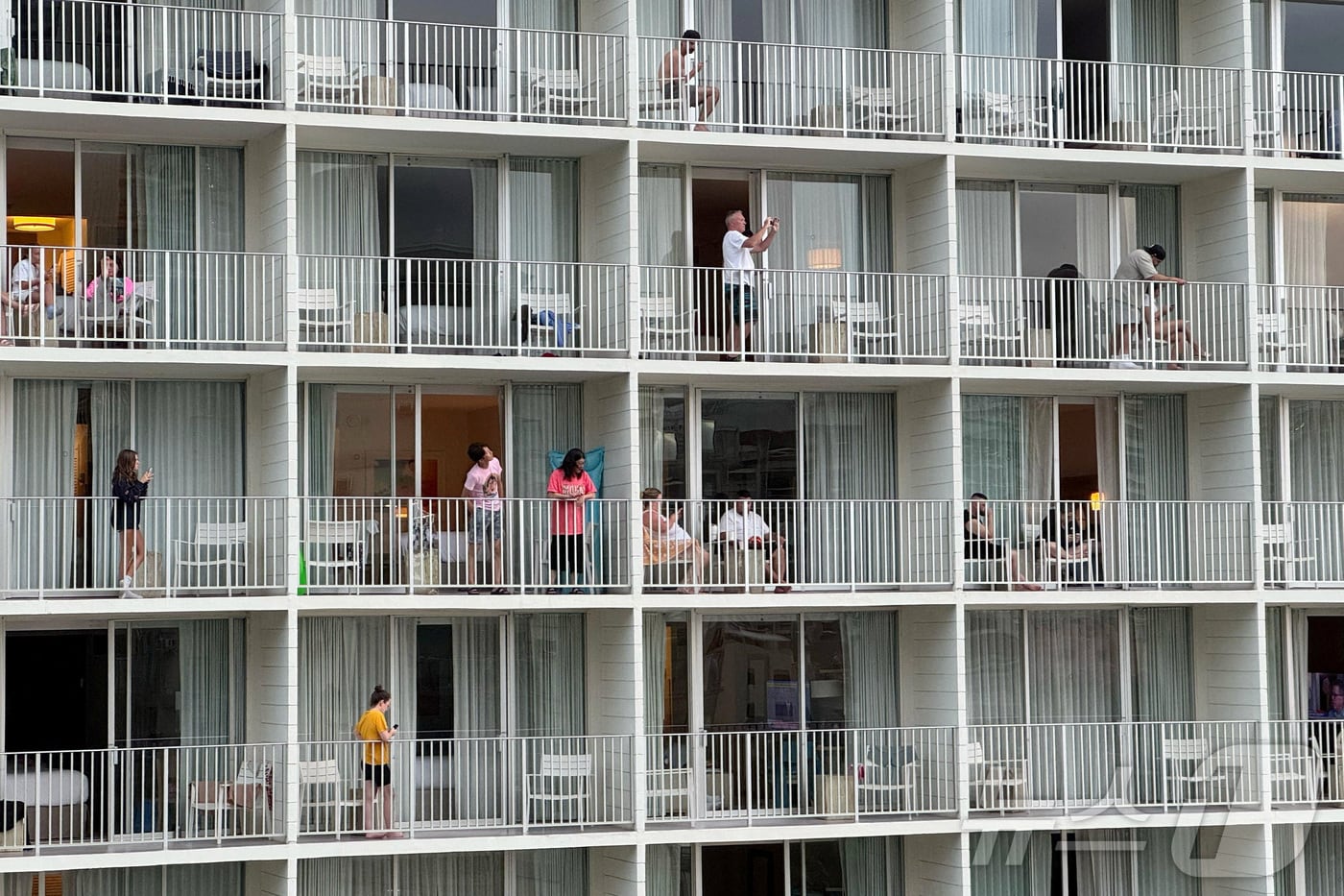 러시아 극동 캄차카반도를 강타한 지진으로 당국이 30일(현지시간) 쓰나미 가능성을 경고한 후 관광객들이 하와이 호놀룰루에 있는 한 리조트 발코니에 서서 와이키키 해변을 바라보고 있다. 2025.7.30 ⓒ 로이터=뉴스1 ⓒ News1 김경민 기자