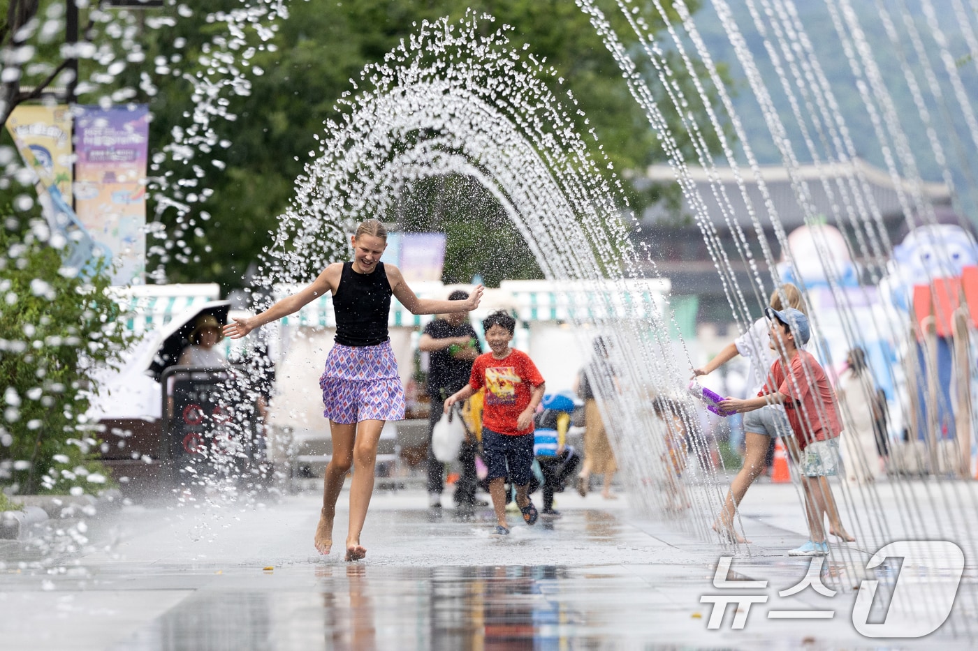 전국에 폭염특보가 발효되는 등 무더위가 이어지고 있는 30일 오후 서울 세종대로 광화문광장 분수대를 찾은 아이들이 더위를 식히고 있다. 2025.7.30/뉴스1 ⓒ News1 이승배 기자