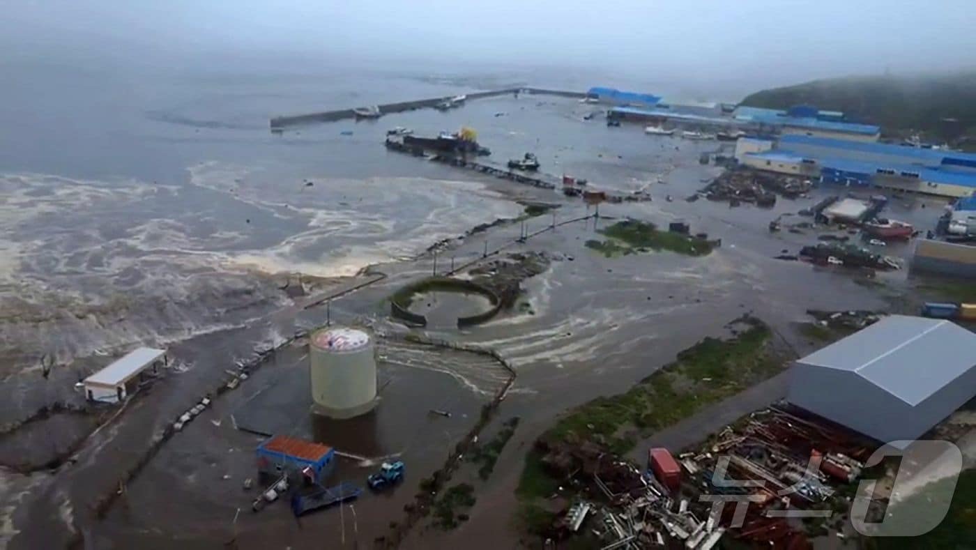 러시아 극동 캄차카반도 동쪽 해역에서 규모 8.8 강진이 발생한 30일 러시아 북동부 파라무시르 섬에 쓰나미가 발생하고 있다. ⓒ AFP=뉴스1 ⓒ News1 박세연 기자