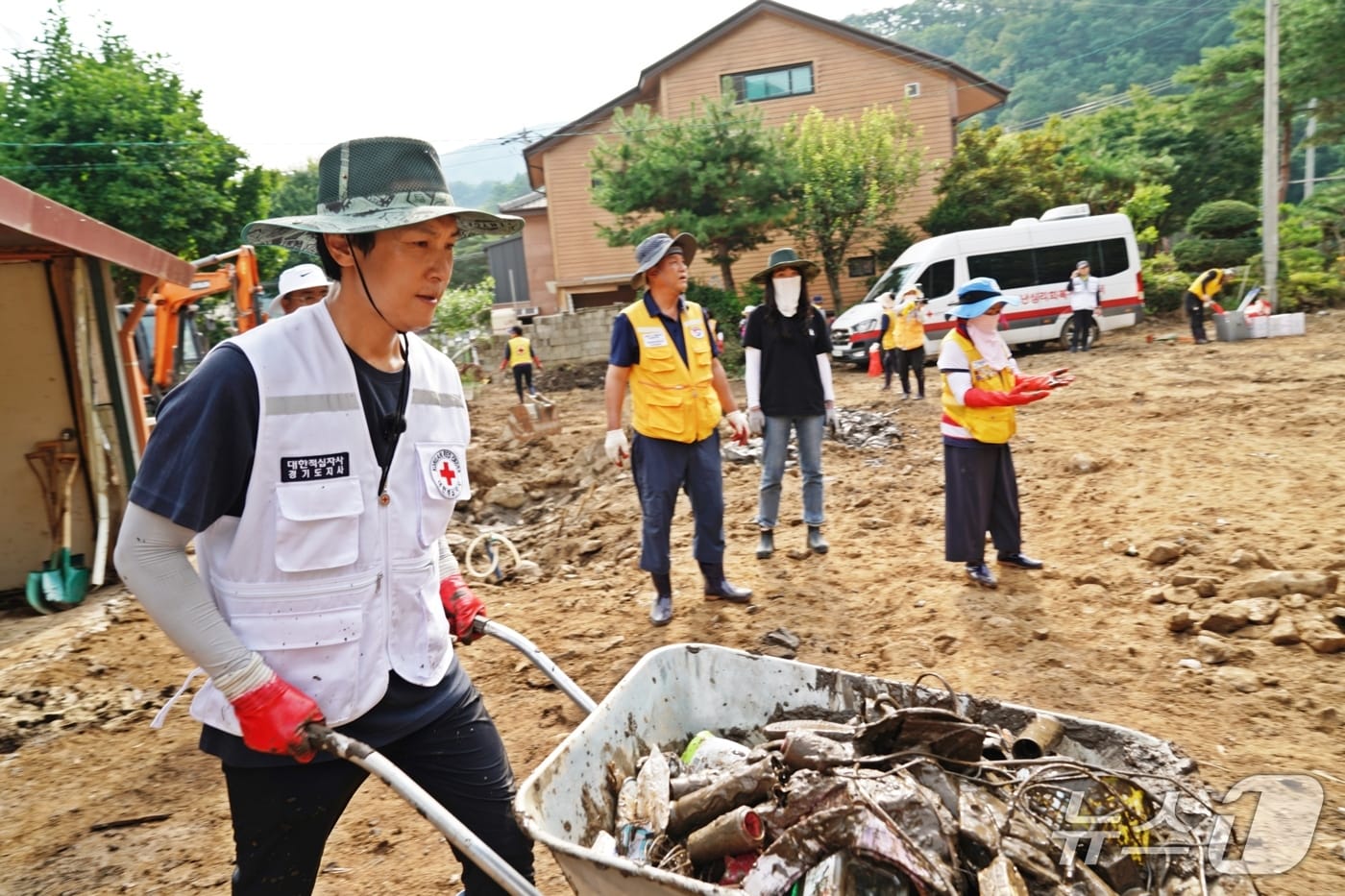 배우 겸 가수 김동완 씨가 가평군 일대에서 수해복구 봉사활동을 전개했다.(대한적십자사 경기도지사 제공)