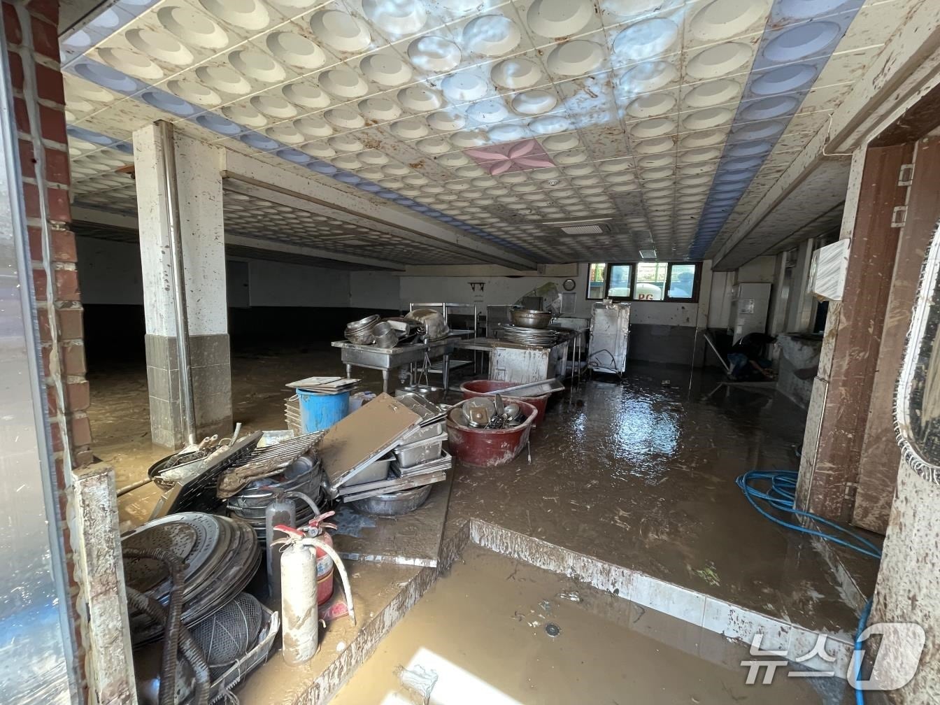 지난 19일 집중호우로 침수 피해를 입은 경남간호고 급식실 모습(경남간호고 제공. 재판매 및 DB금지)