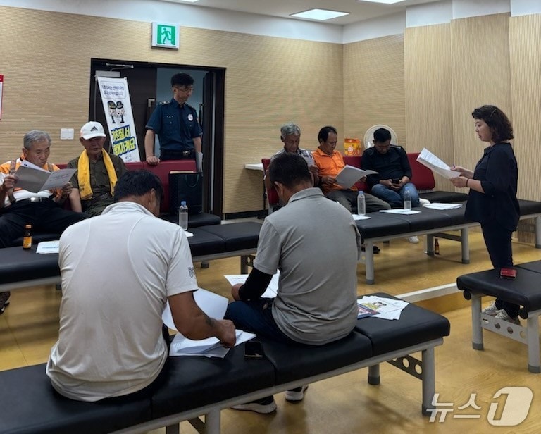 30일 진안군이 용담댐 물문화관에서 민물가마우지 포획단 교육을 실시하고 있다.(진안군제공. 재판매 및 DB금지)2025.6.30/뉴스1