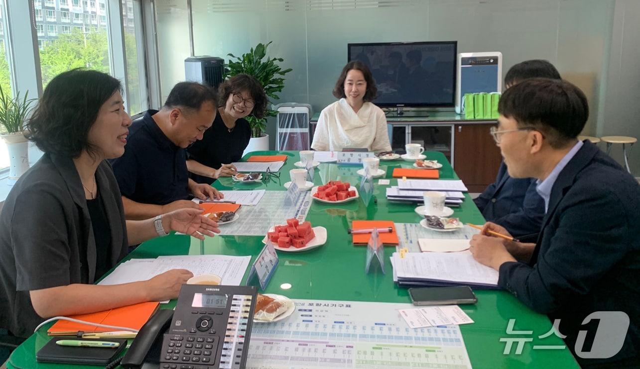 30일 경북 포항시의 '병원안심동행서비스'가 호응속에 진행되고 있는 것으로 나타났다.  포항시를 방문한 이영재 보건복지부  사회보장조정과장이 운영현황 등에 대해 논의하는 모습. (포항시제공, 제판매 및 DB금지) 2025.7.30/뉴스1