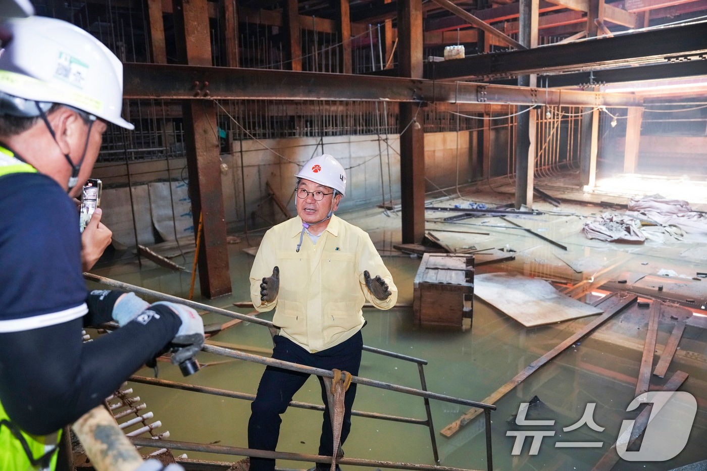 강기정 광주시장이 30일 남구청 앞 도시철도 2호선 1단계 4공구 건설 현장을 방문해 호우 피해 복구 등 공사 진행 상황을 점검하고 있다.(광주시 제공. 재판매 및 DB 금지) 
