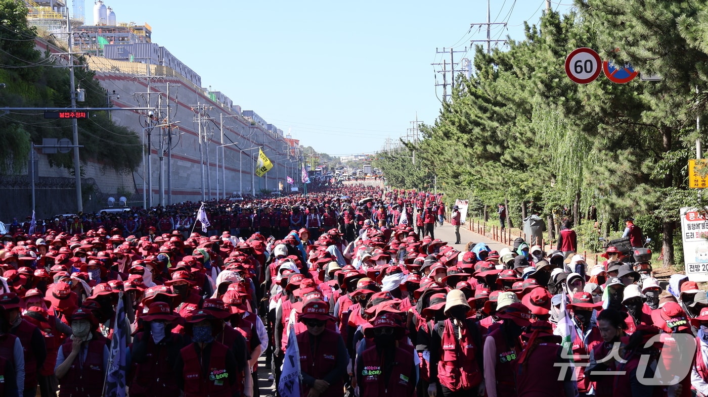 민주노총 전국플랜트건설노조 울산지부 조합원들이 지난 28일 울산 S-OIL 정문 앞에서 파업 집회를 하고 있다. (울산플랜트건설노조 제공. 재판매 및 DB 금지) /뉴스1