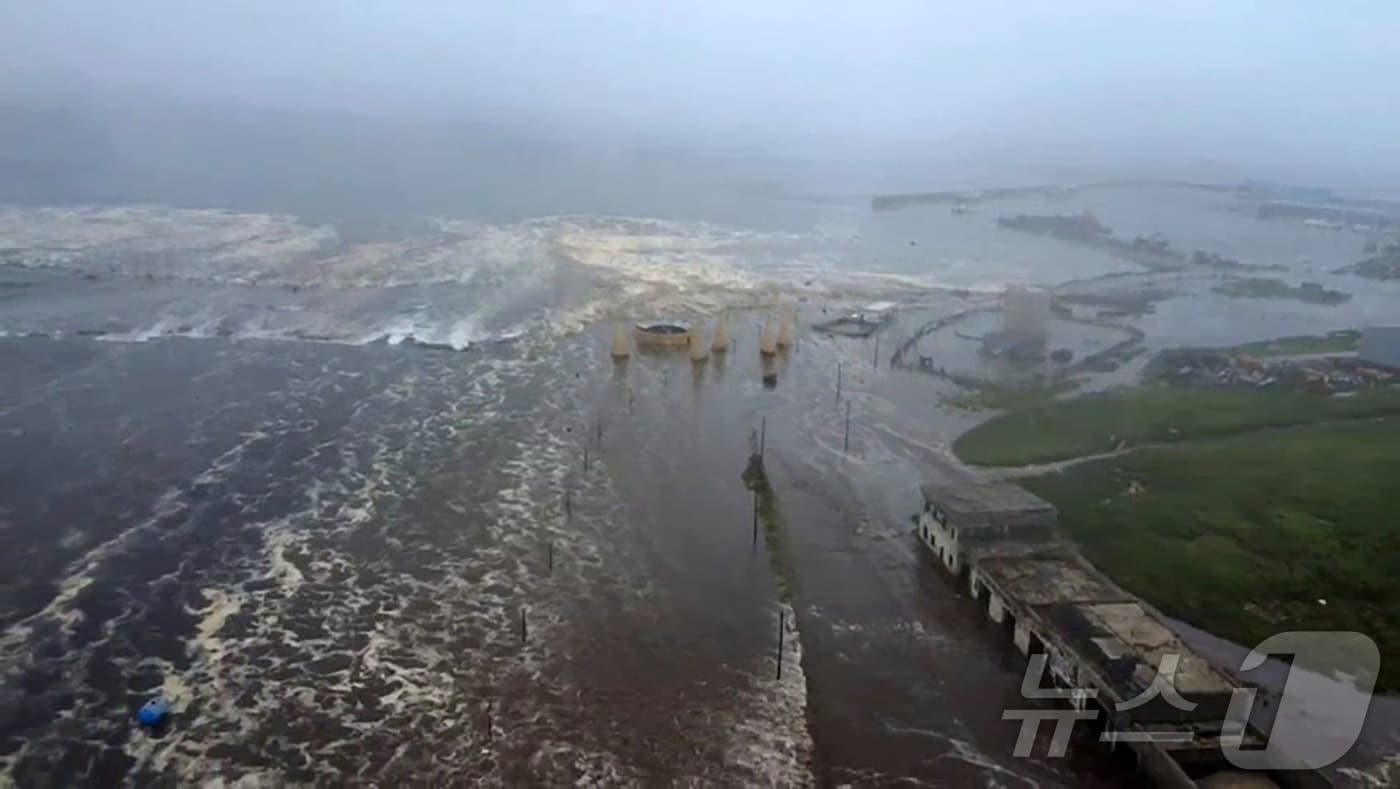 30일 캄차카반도 8.8 강진 후 러시아 북부 쿠릴열도 파라무시르섬에 쓰나미가 닥치는 모습. 러시아 과학아카데미가 공개한 드론 영상 캡처 화면.2025.07.30. ⓒ AFP=뉴스1