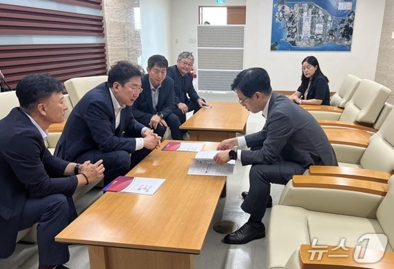 원강수 강원 원주시장이 30일 김민재 행정안전부 차관과 지역 현안에 대해 논의하는 모습. &#40;원주시 제공. 재판매 및 DB금지&#41; 2025.7.30/뉴스1