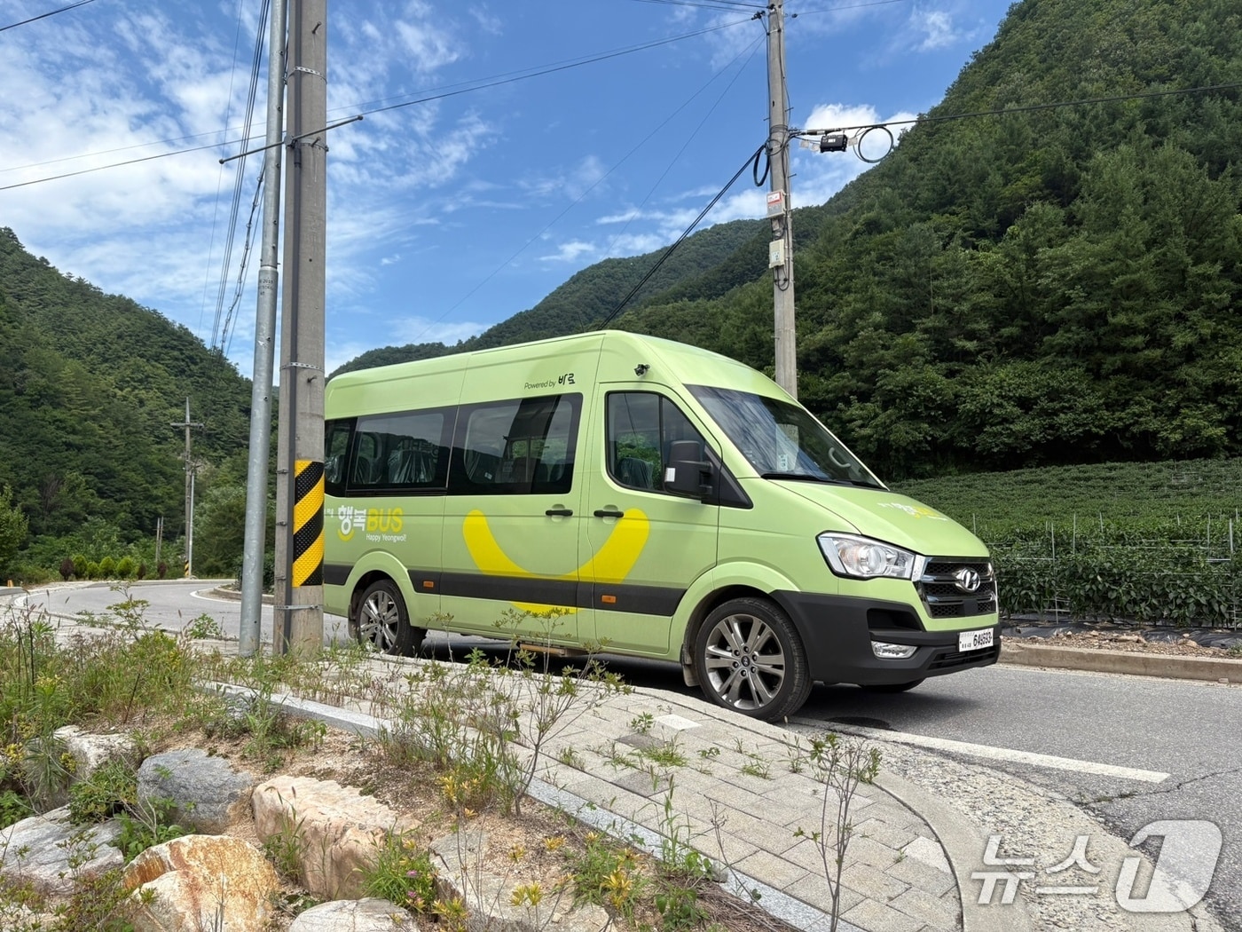 강원 영월군과 영월군시설관리공단이 8월 1일부터 교통 소외지역 주민들의 이동 편의성을 위해 운영하는 수요응답형 버스(DRT) 자료 사진. (영월군 제공. 재판매 및 DB금지) 2025.7.30/뉴스1