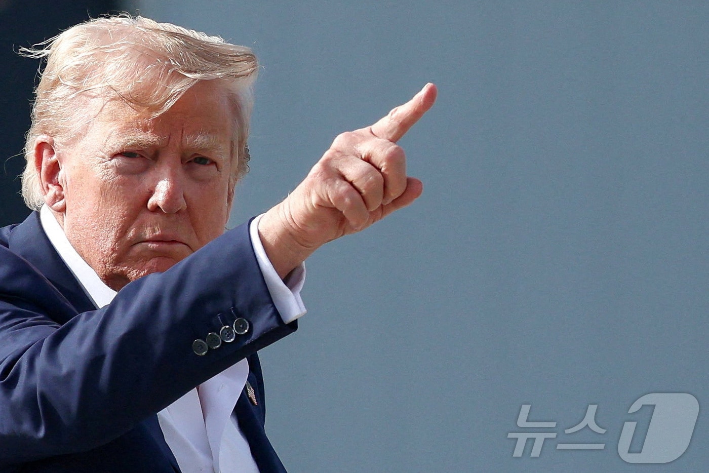 도널드 트럼프 미국 대통령이 지난 29일(현지시간) 영국 스코틀랜드 로시머스에서 워싱턴DC로 돌아오기 위해 에어포스원에 탑승하기 전 제스처를 취하고 있다. 2025.07.30. ⓒ 로이터=뉴스1 ⓒ News1 류정민 특파원