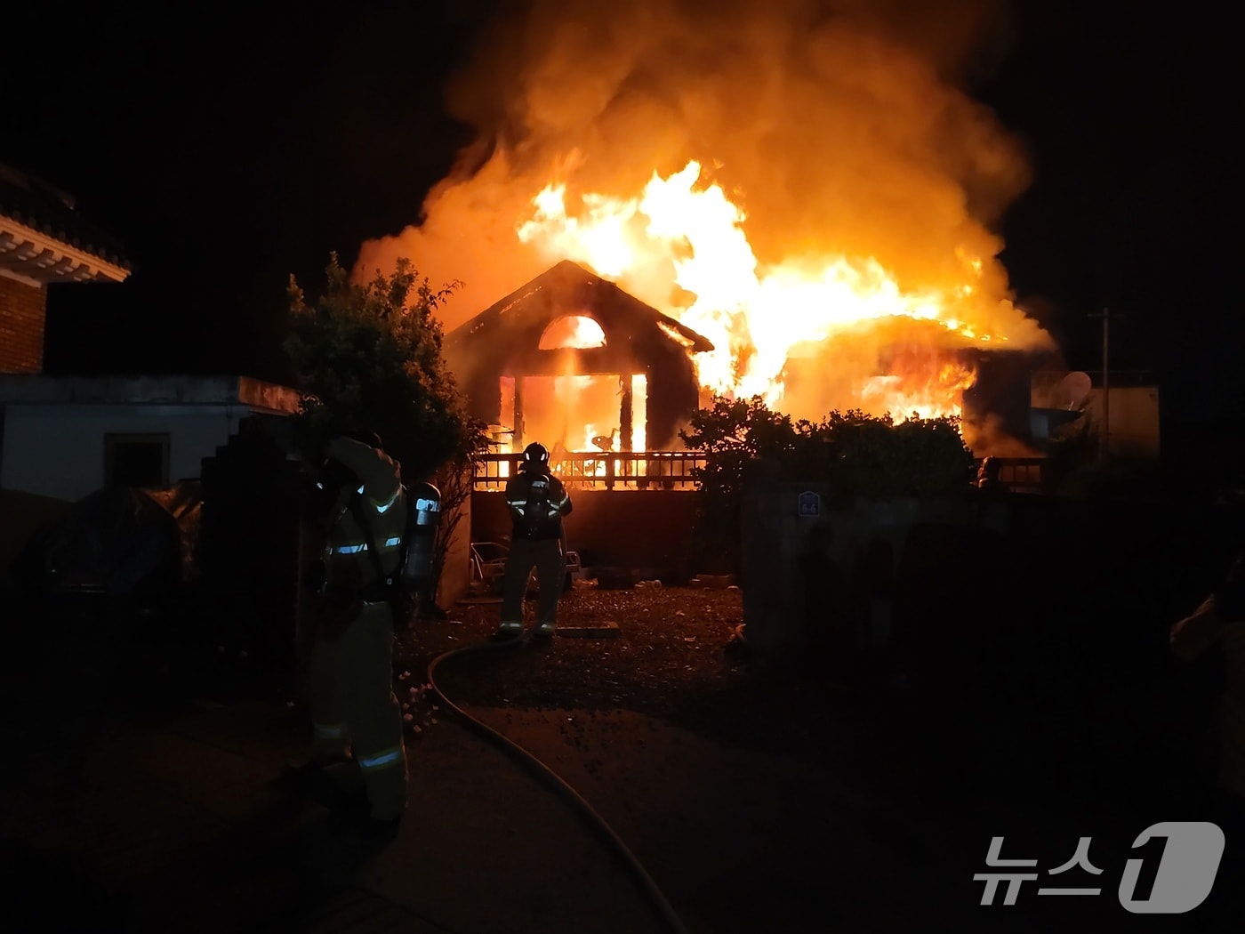 30일 오후 10시25분쯤 경북 경산시 와촌면 한 단독주택에서 원인을 알 수 없는 불이 났다.(경북소방본부 제공. 재판매 및 DB 금지)2025.7.31/뉴스1