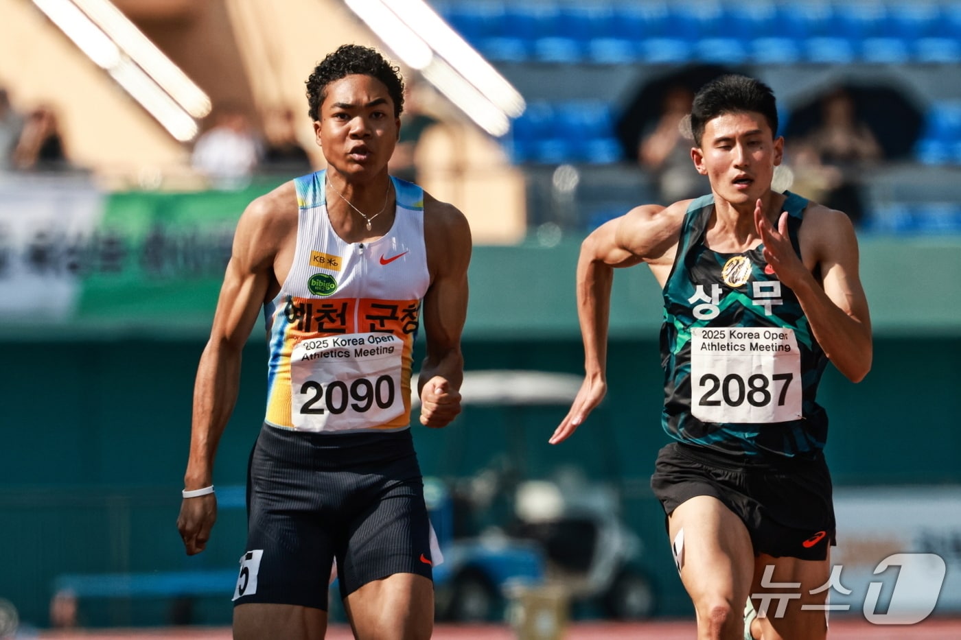예천군청 소속 나마디 조엘 진(왼쪽) 선수가 달리고 있다.(예천군 제공.재판매 및 DB 금지)2025.7.31/뉴스1