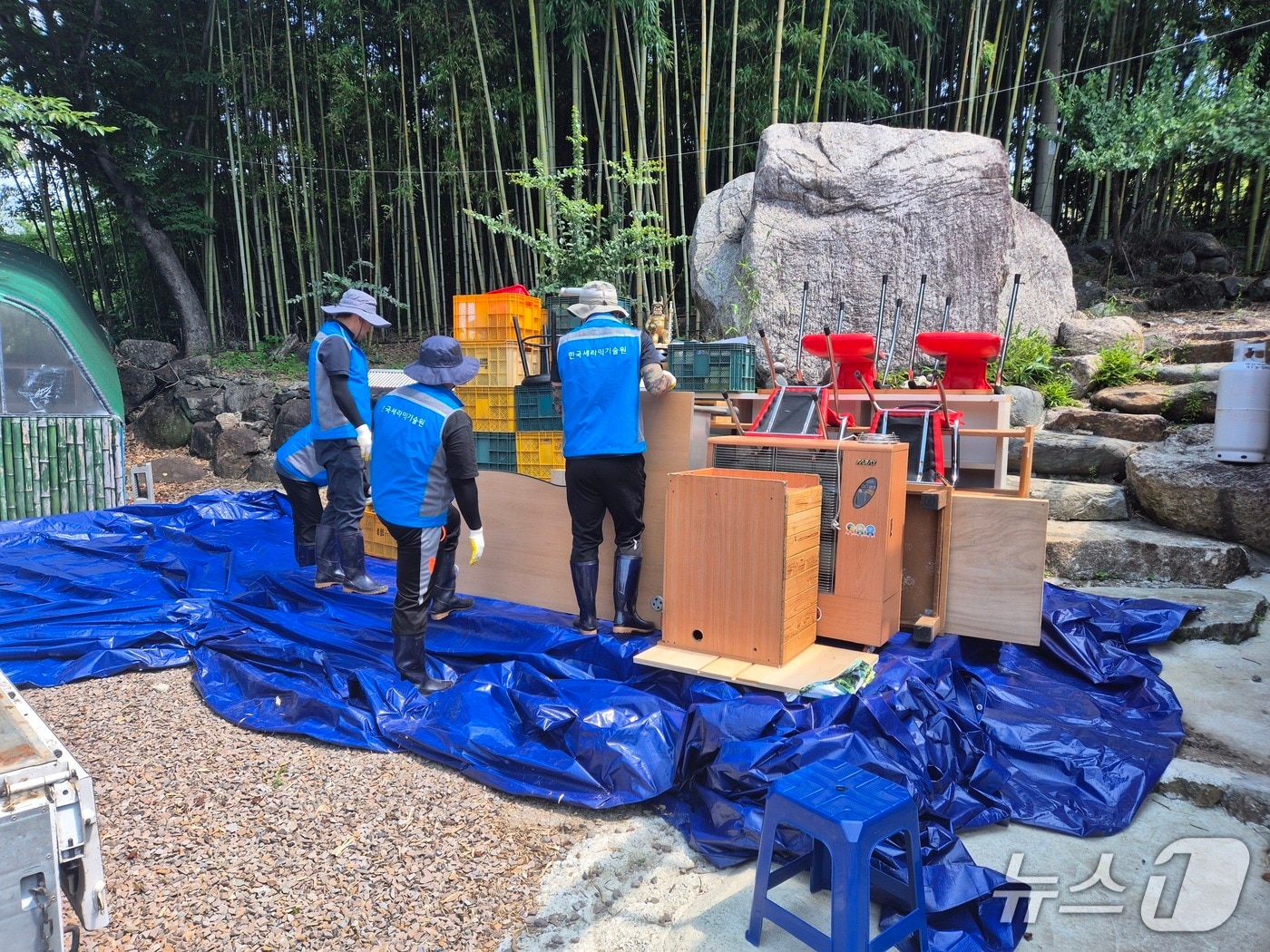 한국세라믹기술원의 산청 수해 복구 지원 활동 장면(세라믹기술원 제공. 재판매 및 DB금지)