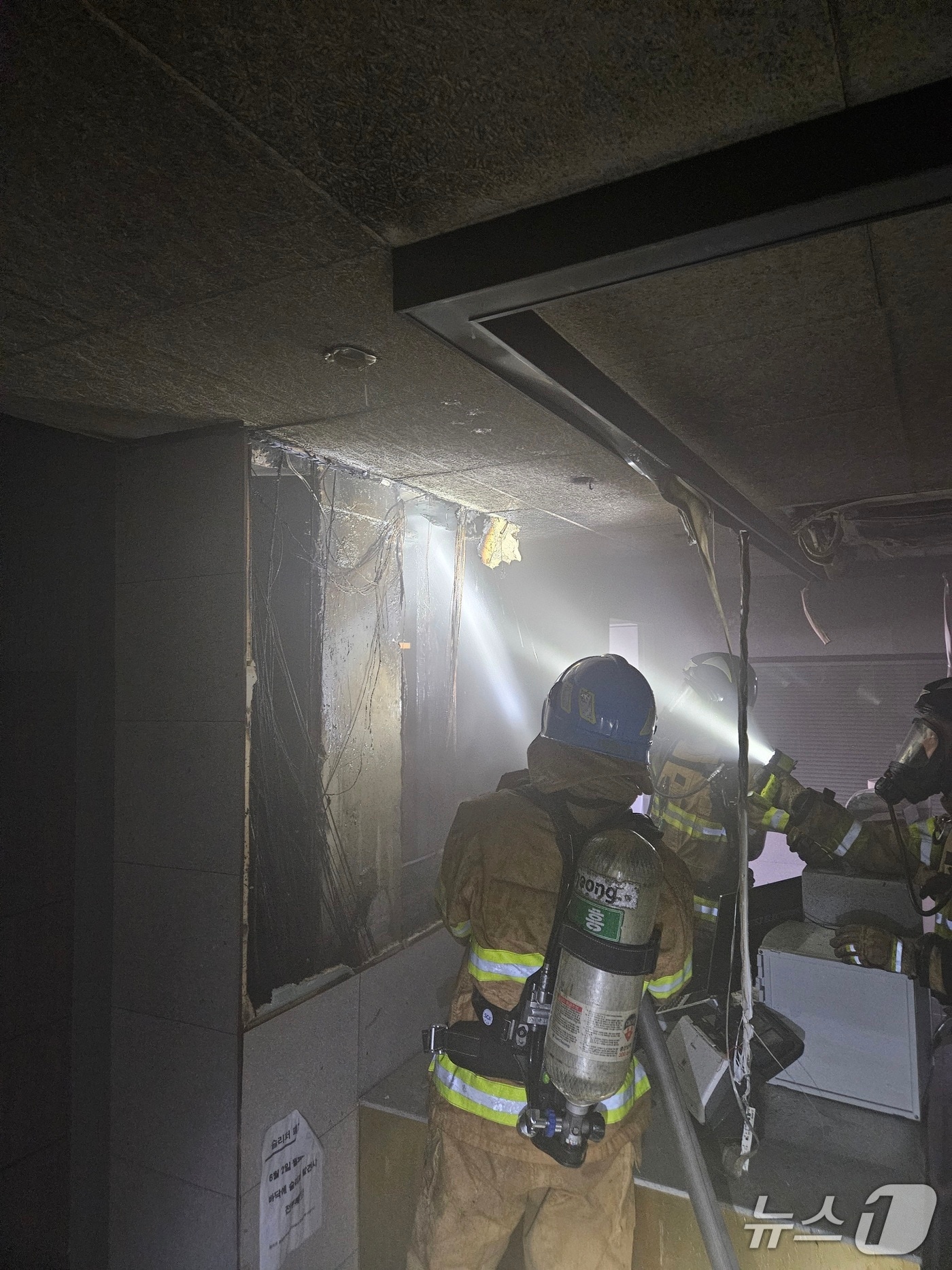 31일 오전 8시 4분쯤 광주 북구 용봉동의 한 고시원에서 불이나 소방당국이 화재를 진화하고 있다.(광주 북부소방 제공. 재판매 및 DB 금지)