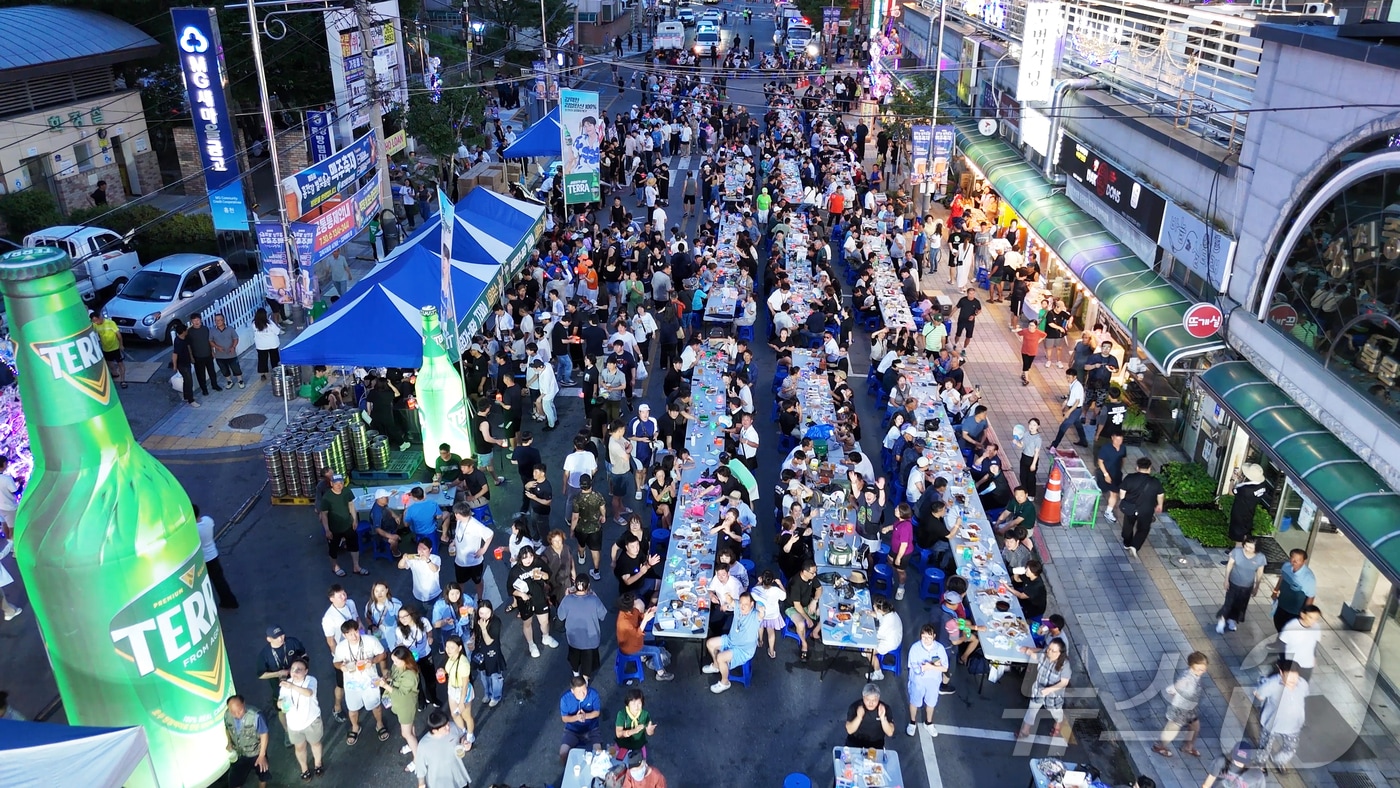 제9회 홍천강 별빛음악 맥주축제 전야제가 지난 30일 꽃뫼공원 앞 대로변에서 열렸다. 이번 전야제에서는 홍천군민 모두가 하나되는 거리 퍼레이드와 기관 간 자존심을 걸고 펼쳐지는 맥주 빨리 마시기 대회, 다채로운 공연이 진행됐다.(홍천군 제공. 재판매 및 DB금지) 2025.7.31/뉴스1 ⓒ News1 이종재 기자