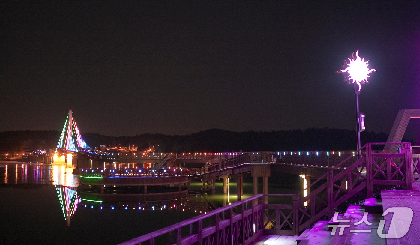 군산 호수공원 야경.(군산시 제공 재판매 및 DB금지)