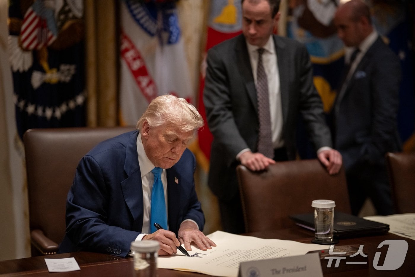 30일(현지시간) 백악관이 공개한 한미 무역합의에 서명하는 도널드 트럼프 대통령의 사진. 