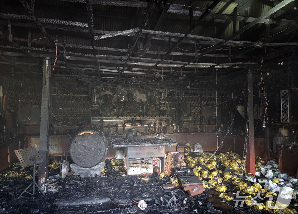 30일 낮 12시44분쯤 경북 안강읍에 있는 한 사찰에서 원인을 알 수 없는 불이 나 법당 1동을 태우고 1시간여만에 진화됐다. (경북소방본부제공, 제판매 및 DB금지) 2025.7.31/뉴스1 