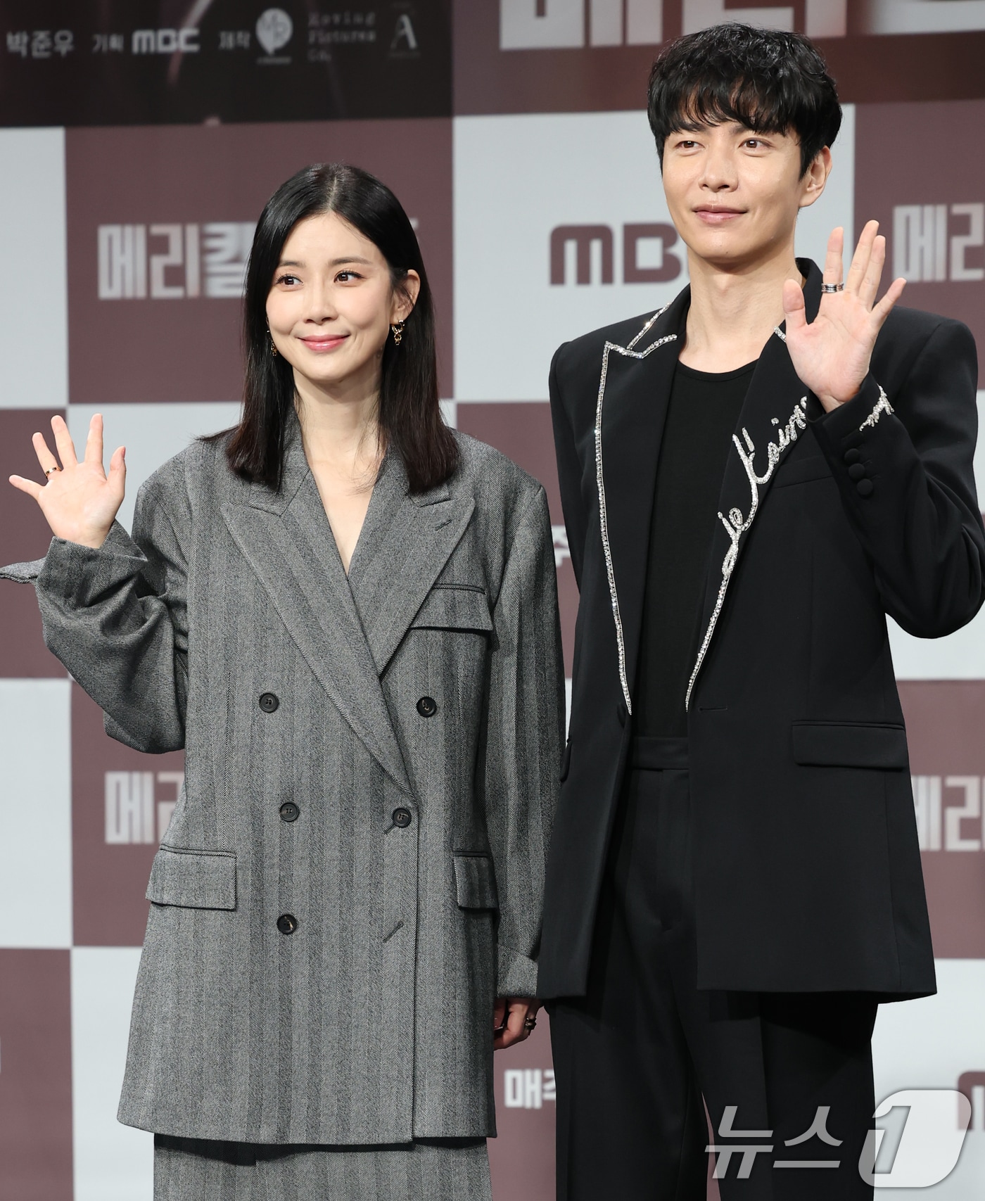 배우 이보영과 이민기(오른쪽)가 31일 오전 서울 마포구 MBC 골든마우스홀에서 열린 MBC 금토드라마 '메리킬즈피플' 제작발표회에 참석해 포즈를 취하고 있다. '메리킬즈피플'은 치료 불가능한 환자들의 조력 사망을 돕는 의사와 이들을 추적하는 형사의 이야기를 다룬 서스펜스 드라마다. 2025.7.31/뉴스1 ⓒ News1 권현진 기자