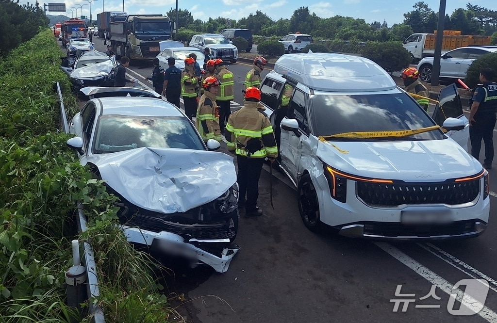 31일 오전 제주 서귀포 안덕면에서 발생한 다중 추돌사고 현장.(제주도소방안전본부 제공. 재판매 및 DB 금지)