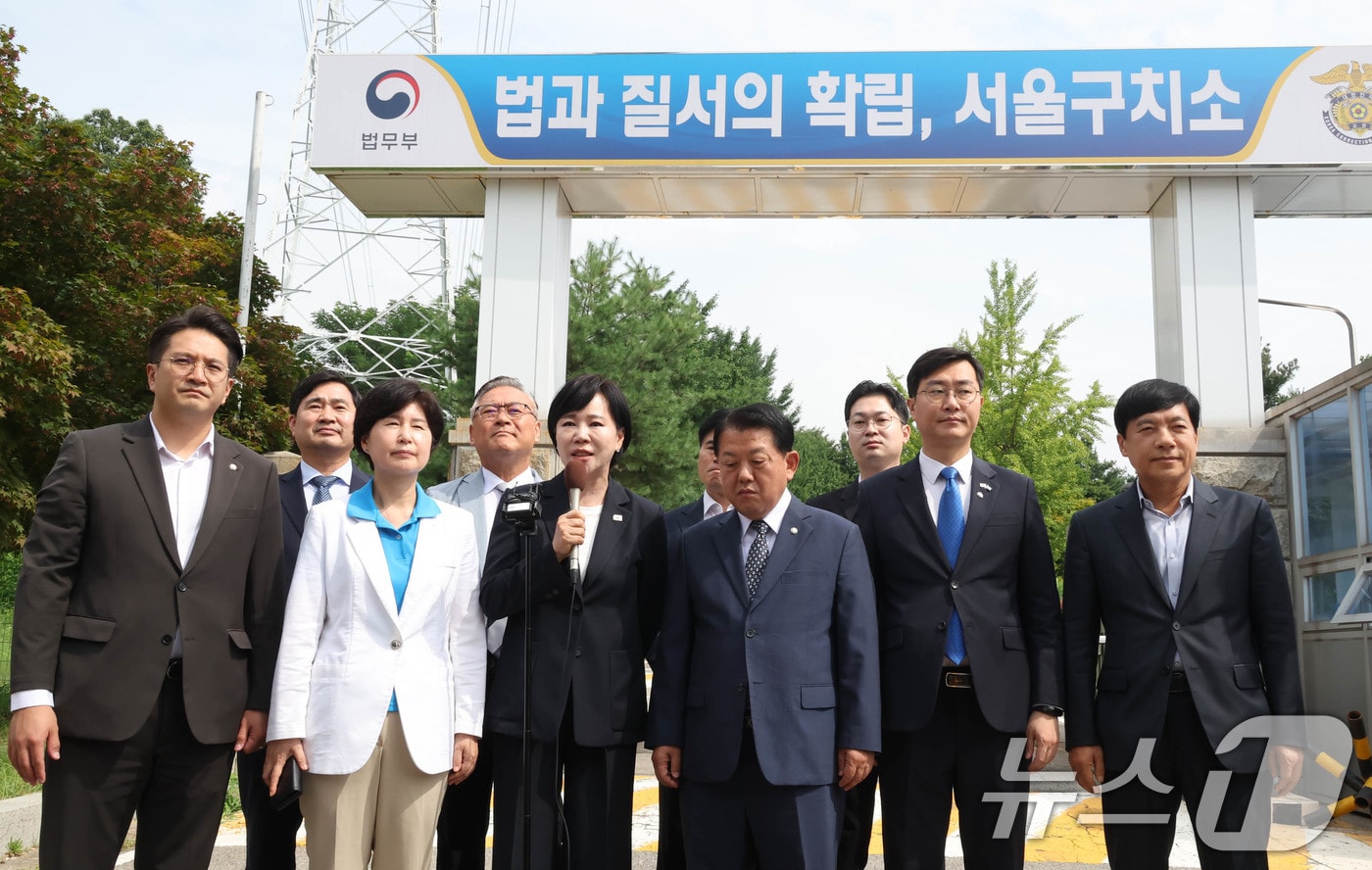 윤석열 전 대통령, 건강 문제로 특검 출석 불가능? 野 압박 속 구치소 접견 특혜 논란까지…진실은 무엇인가