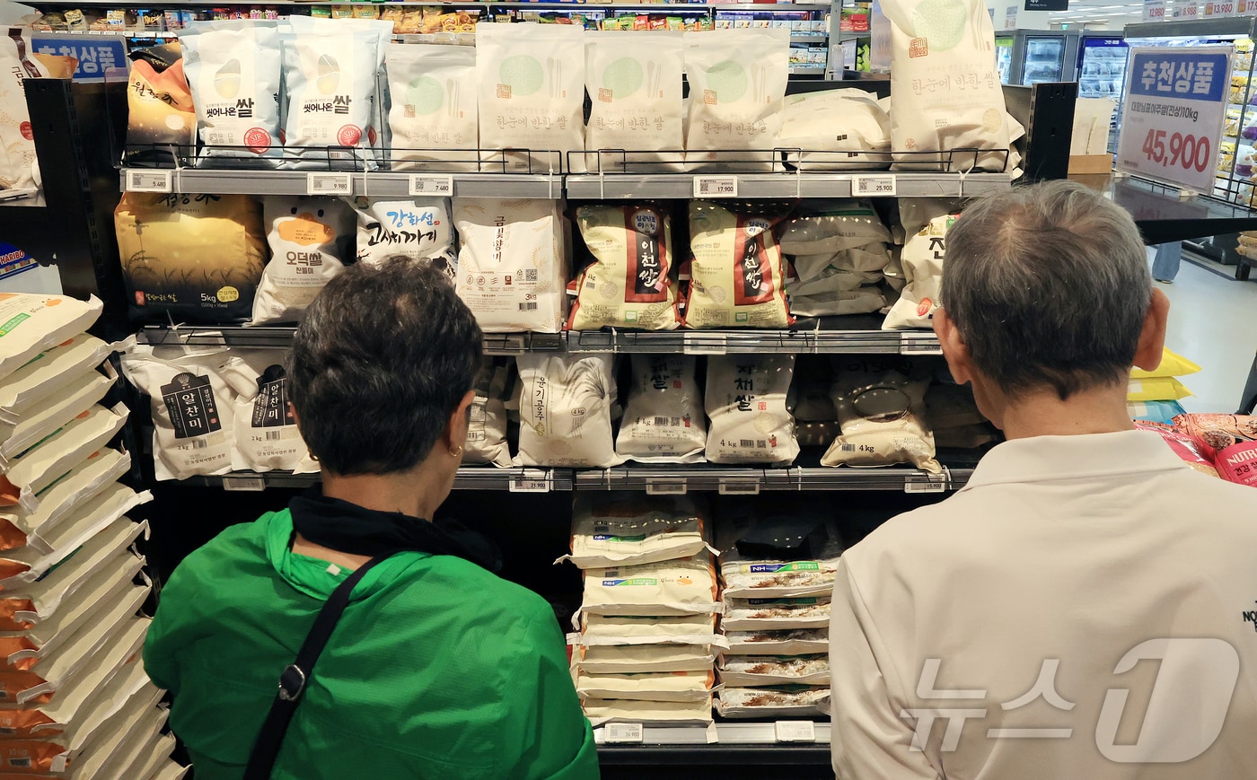 한미 상호 관세협상이 7월31일 타결됐다. 미국이 8월 1부터 부과하기로 한 상호관세 25%는 15%로 낮아지고 자동차 품목 관세는 15%로 결정됐으며, 쌀과 소고기는 식량 안보와 민감성을 감안해 추가 개방을 하지 않기로 했다는 내용이 골자다. 사진은 이날 서울 시내 한 대형마트에 진열된 쌀. 2025.7.31/뉴스1 ⓒ News1 김진환 기자