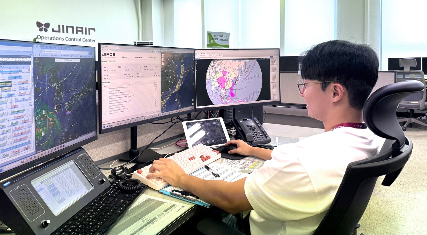 진에어 운항통제실 근무자가 신규 운항통제 시스템 'OCC 포털'을 활용하는 모습<자료사진>(진에어 제공). 2025.07.31.