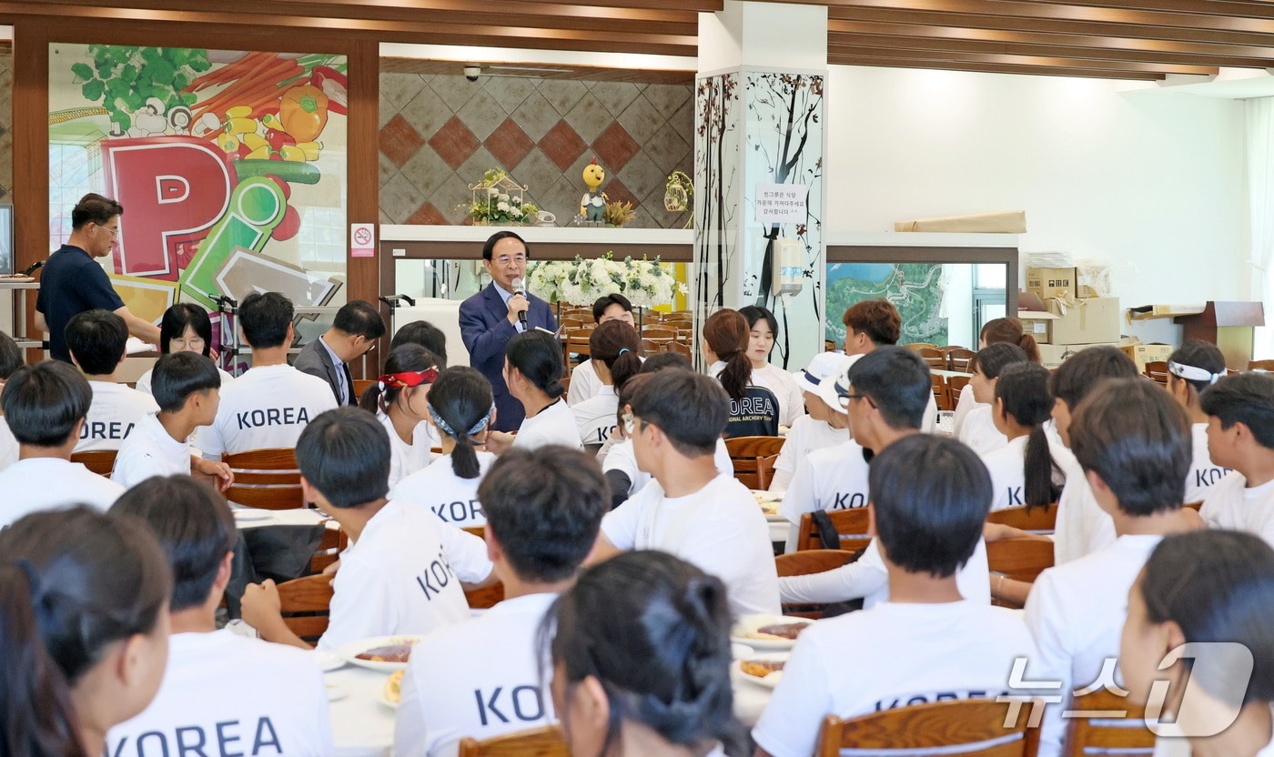 심민 전북 임실군수가 양궁 청소년 대표 선수단의 전지훈련을 환영하며 노고를 격려하고 있다.(임실군제공, 재판매 및 DB금지)2025.7.31/뉴스1