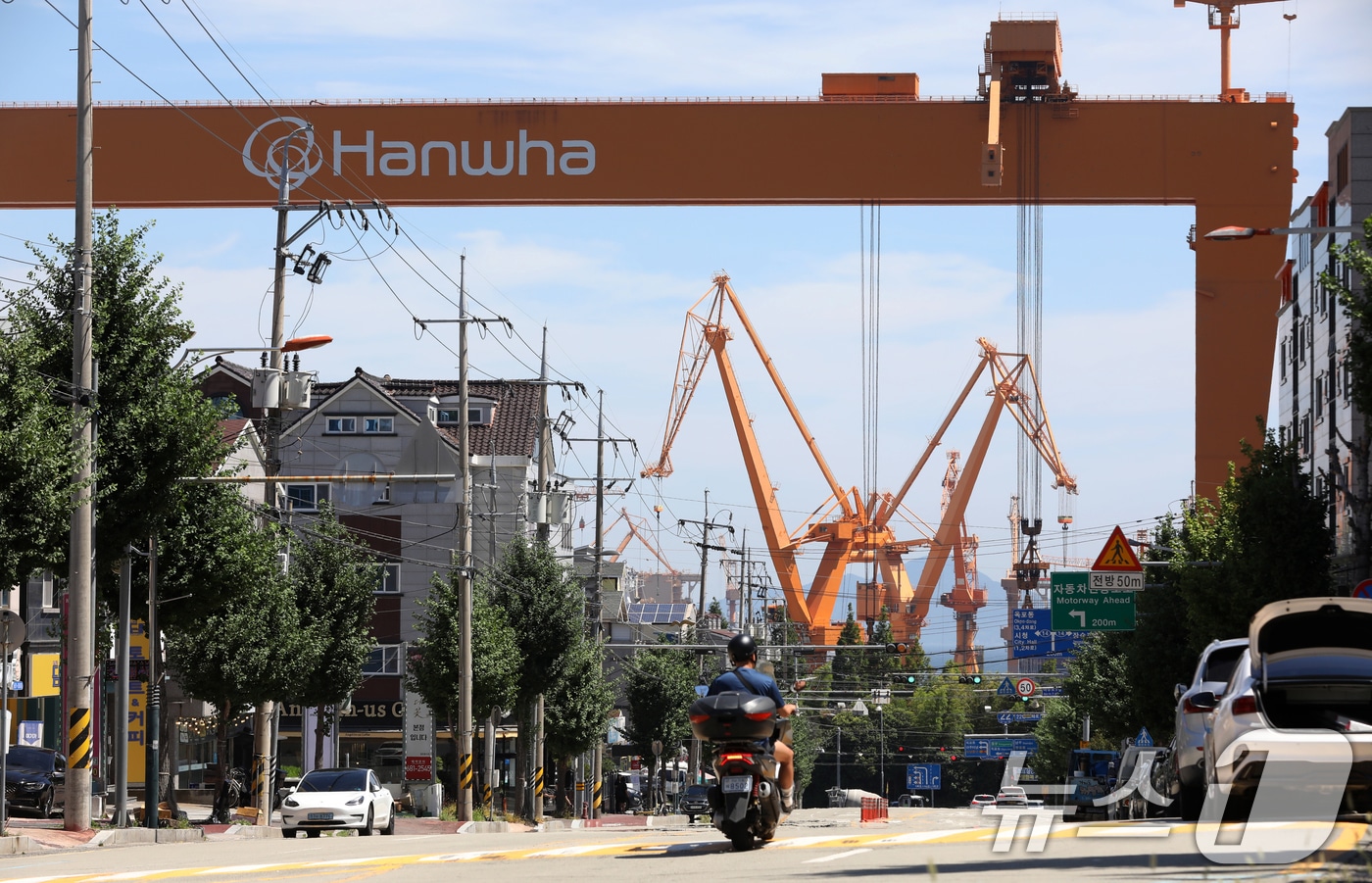 대미 수출 관세 인하와 조선업 투자를 골자로 한 한미 무역 협상이 타결된 31일 경남 거제시 아주동 주거단지 너머로 한화오션 거제사업장 대형 크레인이 보이고 있다. 정부는 미국 도널드 트럼프 행정부와 무역 협상 합의에는 한국이 제안한 조선업 협력안인 '마스가'(MASGA) 프로젝트가 가장 크게 기여했다고 밝혔다. 2025.7.31/뉴스1 ⓒ News1 윤일지 기자