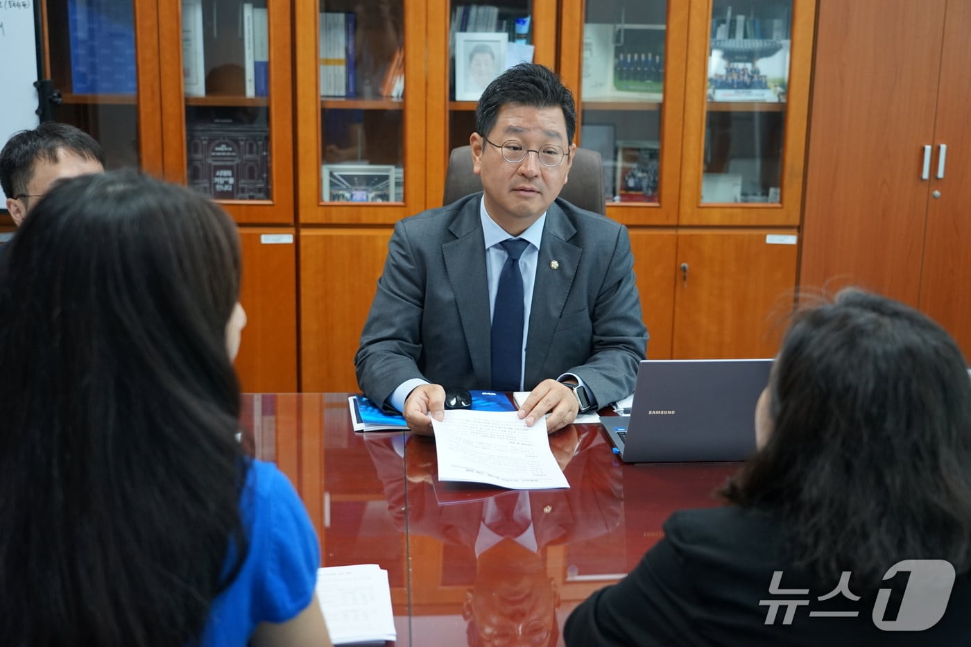 김태선 더불어민주당 의원(가운데)이 국가유산청 유산정책국 관계자를 만나 반구천암각화의 보존 및 활용 방안을 논의하고 있다.(김태선 의원실 제공. 재판매 및 DB금지)뉴스1
