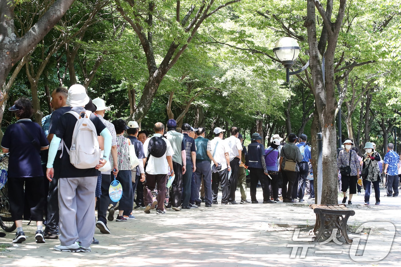 폭염이 계속된 31일 대구 달서구 두류공원 사랑해밥차 무료급식소 앞에 많은 사람들이 줄지어 점심 배식을 기다리고 있다. 2025.7.31/뉴스1 ⓒ News1 공정식 기자