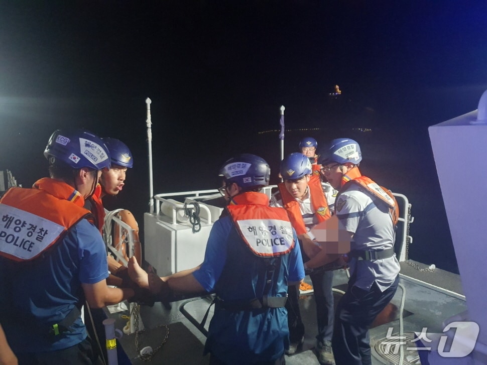 지난 30일 완도해양경찰이 도서지역에서 발생한 응급환자를 119에 인계하기 위해 이송하고 있다.(완도해경 제공. 재판매 및 DB 금지)