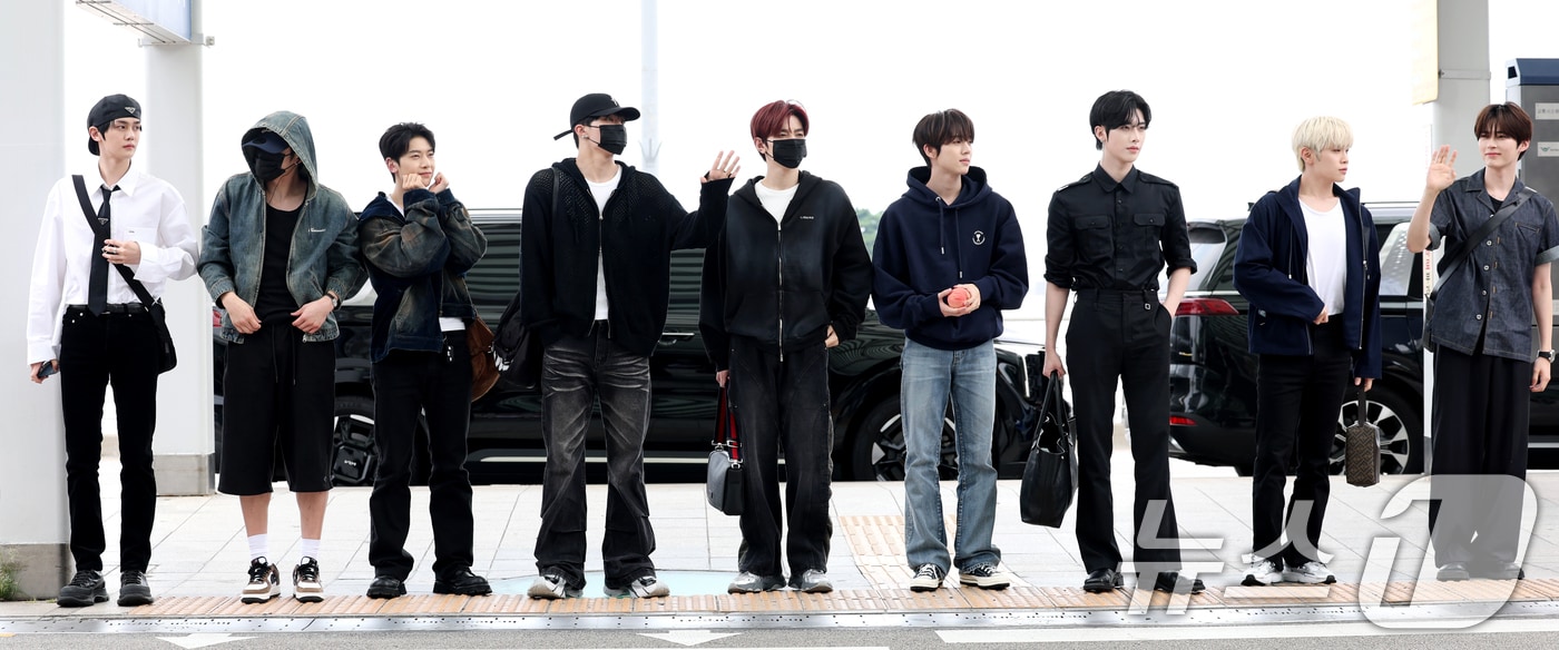 제로베이스원이 지난달 31일 오후 해외 일정을 위해 인천국제공항을 통해 미국 LA로 출국하는 모습. 2025.7.31/뉴스1 ⓒ News1 권현진 기자