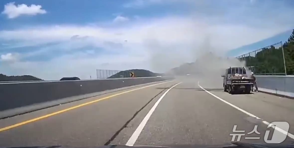 26일 전남 무안군 남악분기점 인근에서 화재가 난 차량의 모습. (목포해경 제공. 재판매 및 DB 금지)