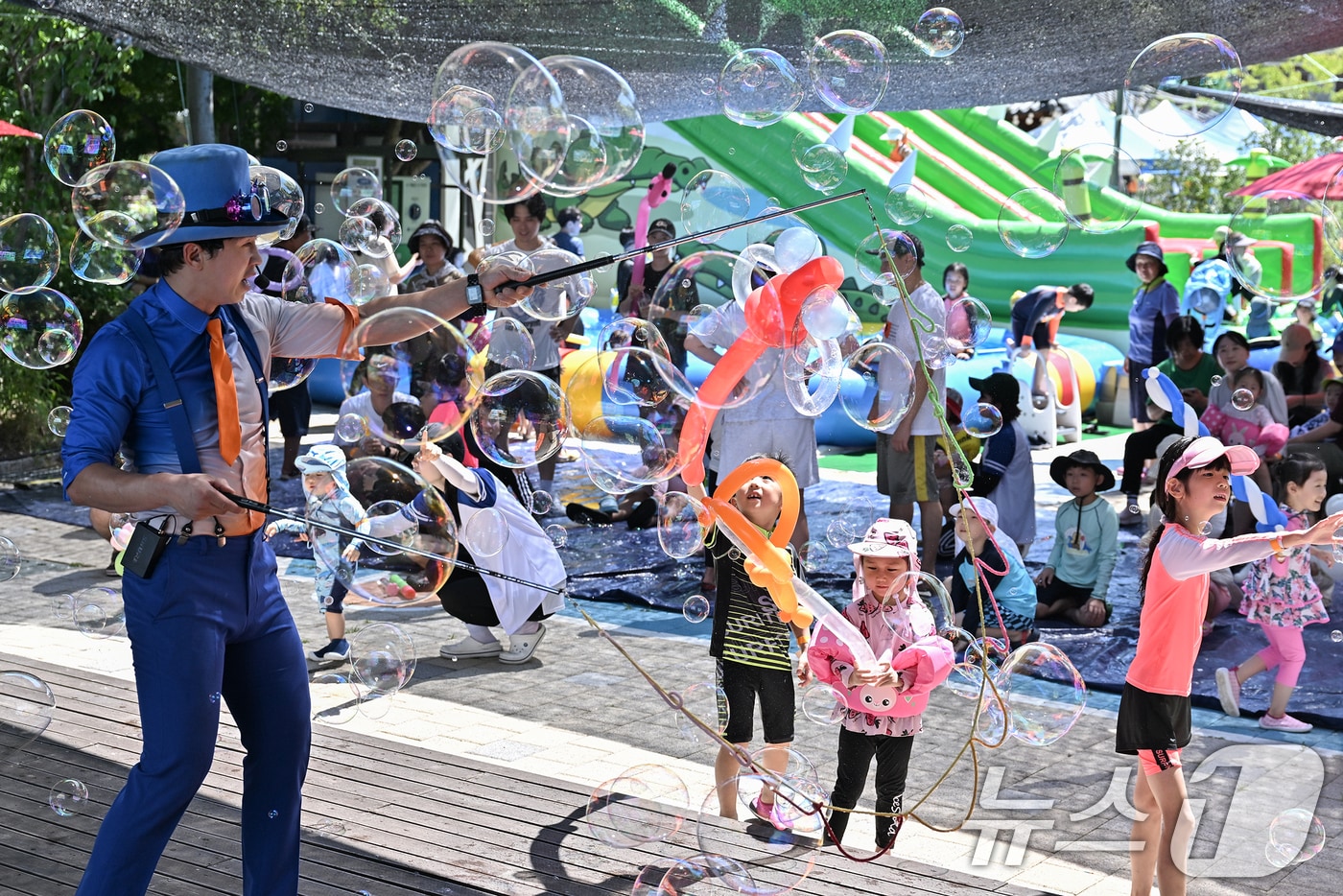 광주 서구가 31일 화정4동 맛고을어린이공원에서 어린이와 학부모가 함께하는 &#39;화사워터플레이 시즌2&#39;를 개최하고 다양한 체험 프로그램을 진행하고 있다.&#40;광주 서구 제공. 재판매 및 DB금지&#41; 2025.7.31/뉴스1 