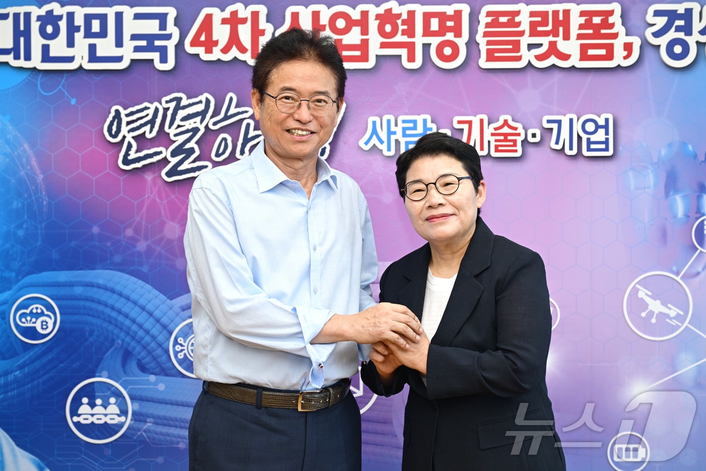 첫 여성 국회 기획재정위원장으로 선출된 임이자 국민의힘 의원이 은사인 이철우 경북지사를 방문했다.(경북도 제공, 재판매 및 DB 금지)ⓒ News1 김대벽기자