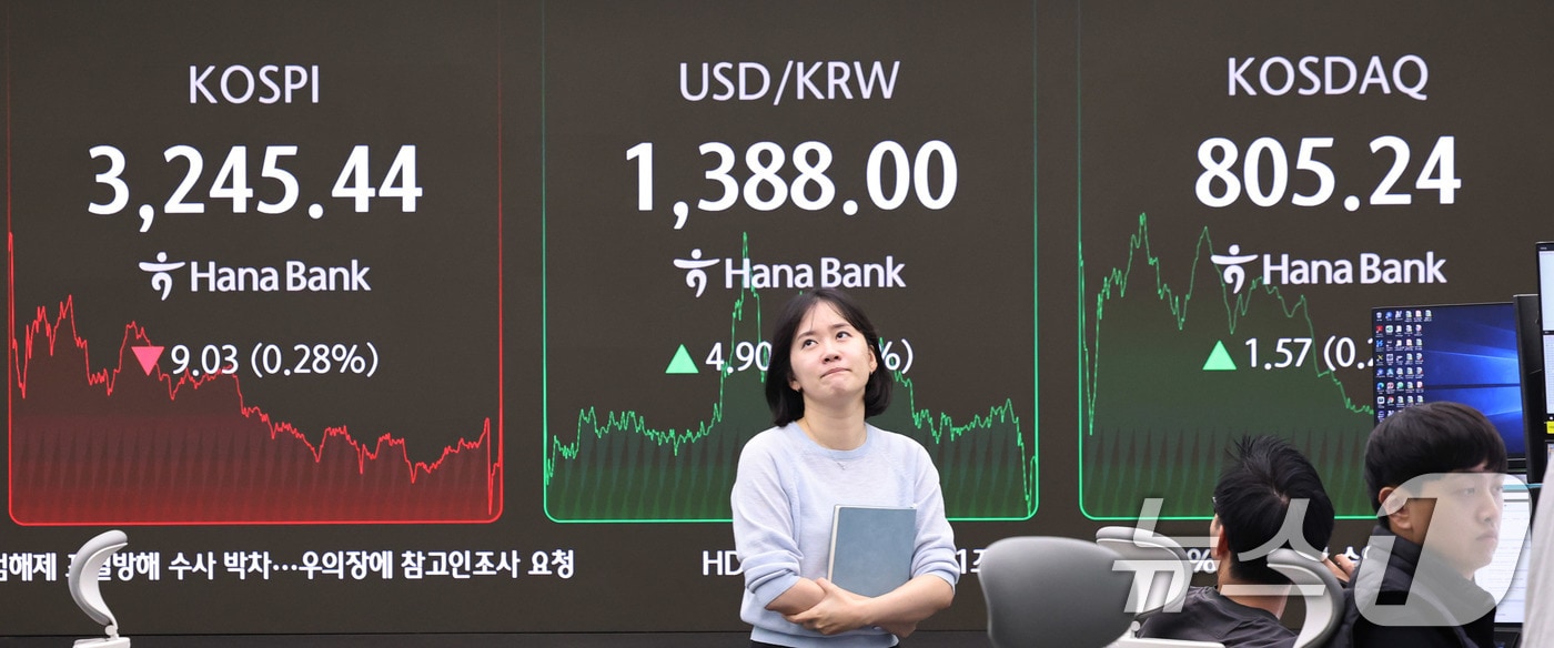 31일 오후 서울 중구 하나은행 딜링룸 전광판. 2025.7.31/뉴스1 ⓒ News1 박지혜 기자