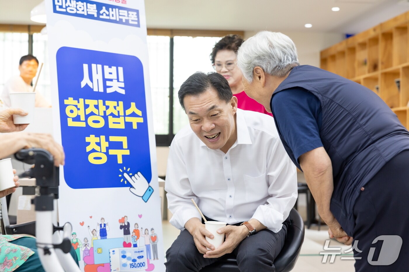  이재준 경기 수원시장이 31일 우만종합사회복지관에 설치된 찾아가는 새빛현장접수청구를 방문해 어르신과 이야기를 나누고 있다. (수원시 제공. 재판매 및 DB 금지) 2025.7.31/뉴스1