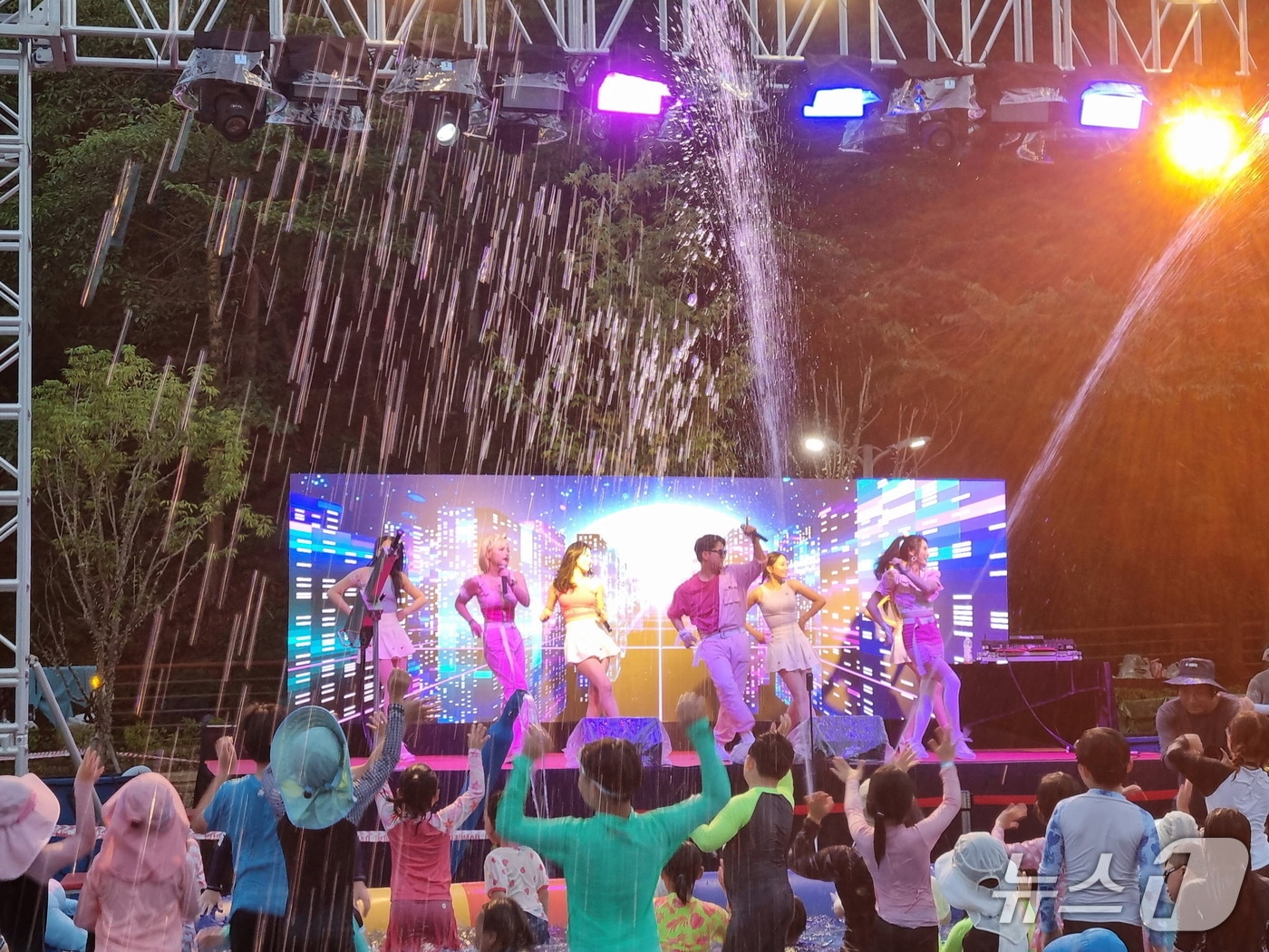 진주 진양호 물빛워터페스티벌 장면(진주시 제공. 재판매 및 DB금지).