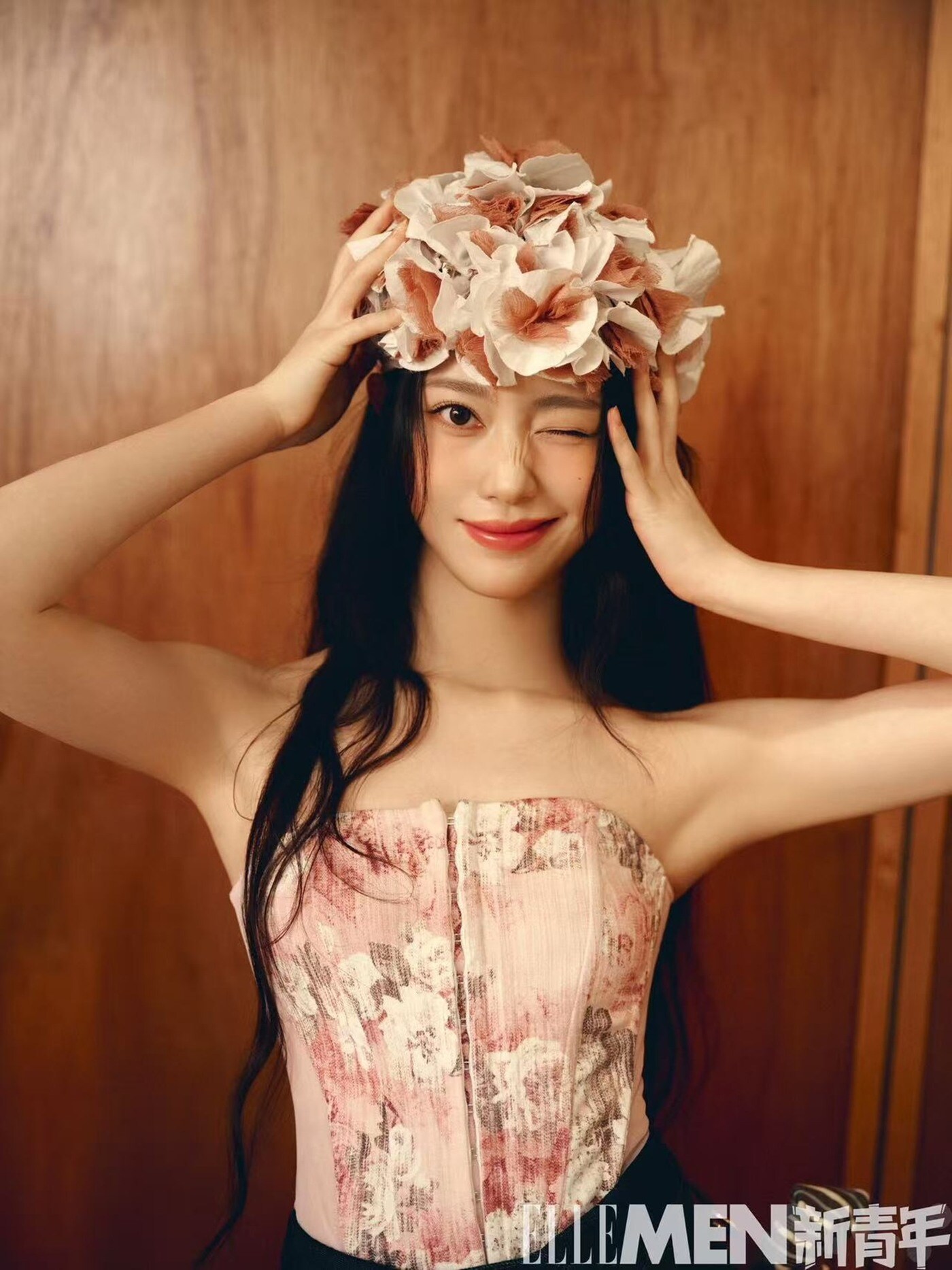 ケプラー・シャオティン、チューブトップ＆クロップジャケットで抜群の