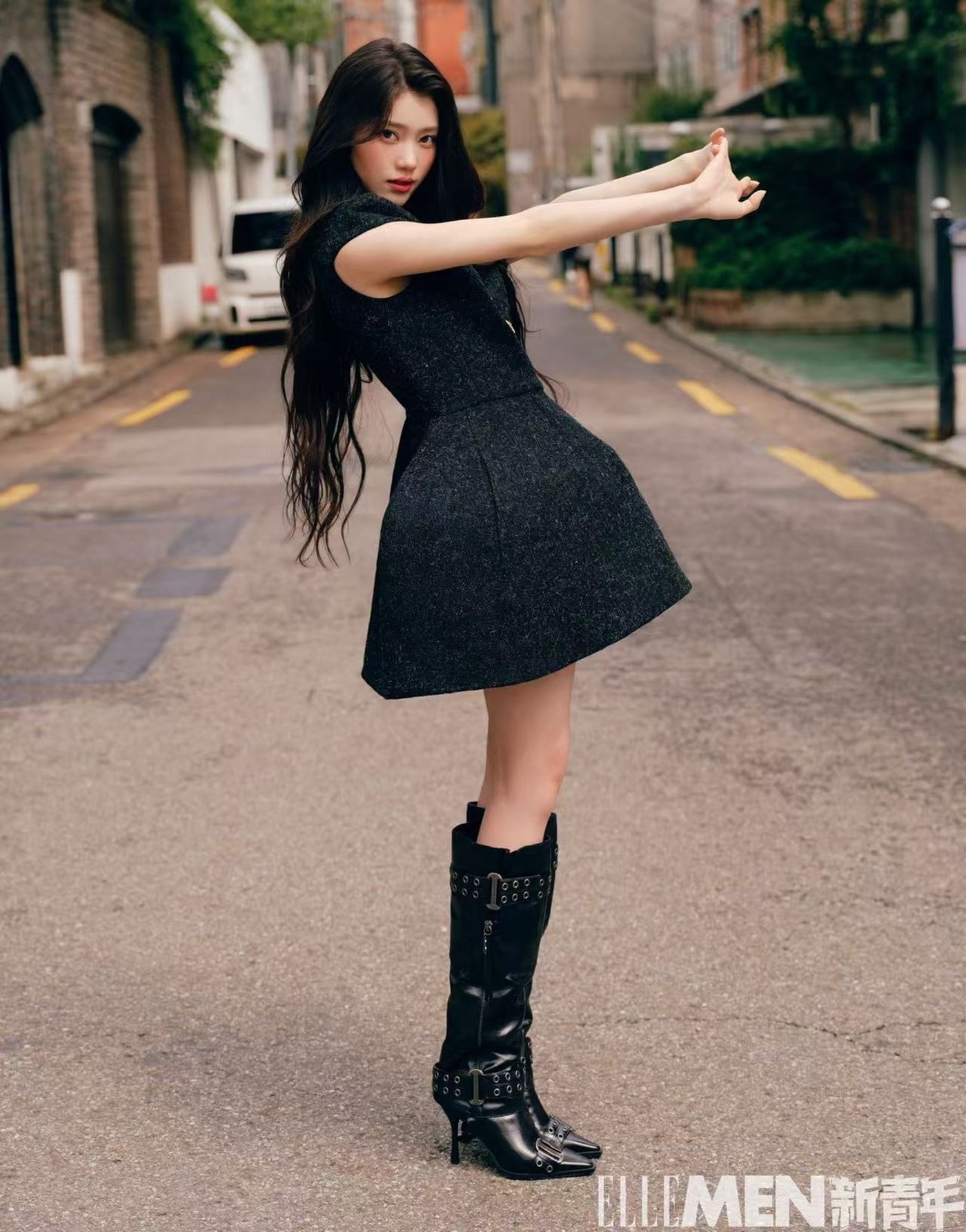 ケプラー・シャオティン、チューブトップ＆クロップジャケットで抜群の