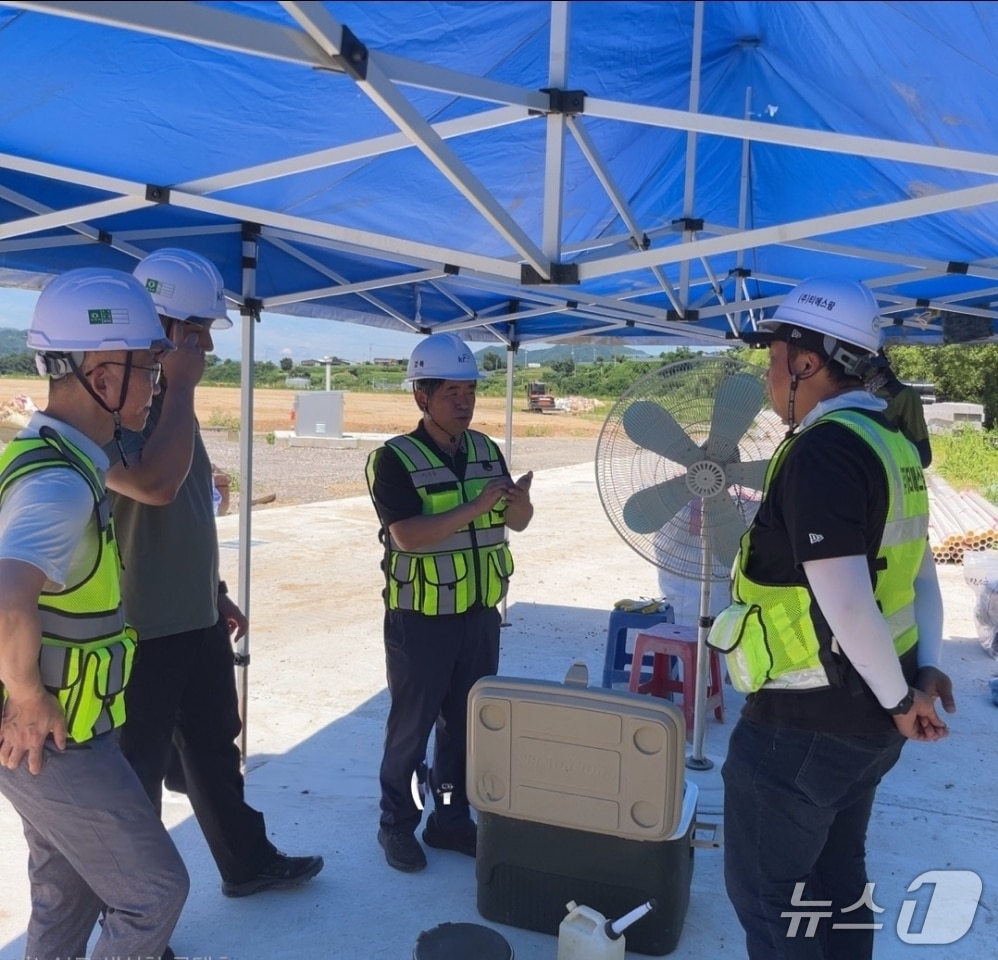 한국농어촌공사 무진장지사가 장수군 스마트팜 공사 현장에서 온열질환 예방 점검을 하고 있다.(공사제공. 재판매 및 DB금지)2025.7.31/뉴스1